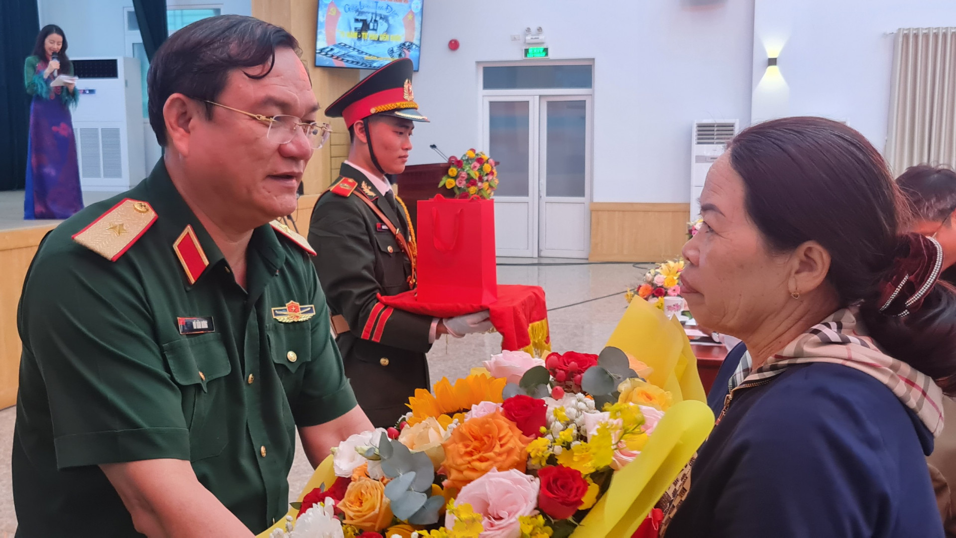 Thiếu tướng Võ Văn Hưng thăm hỏi, tặng hoa cho các cựu chiến binh.