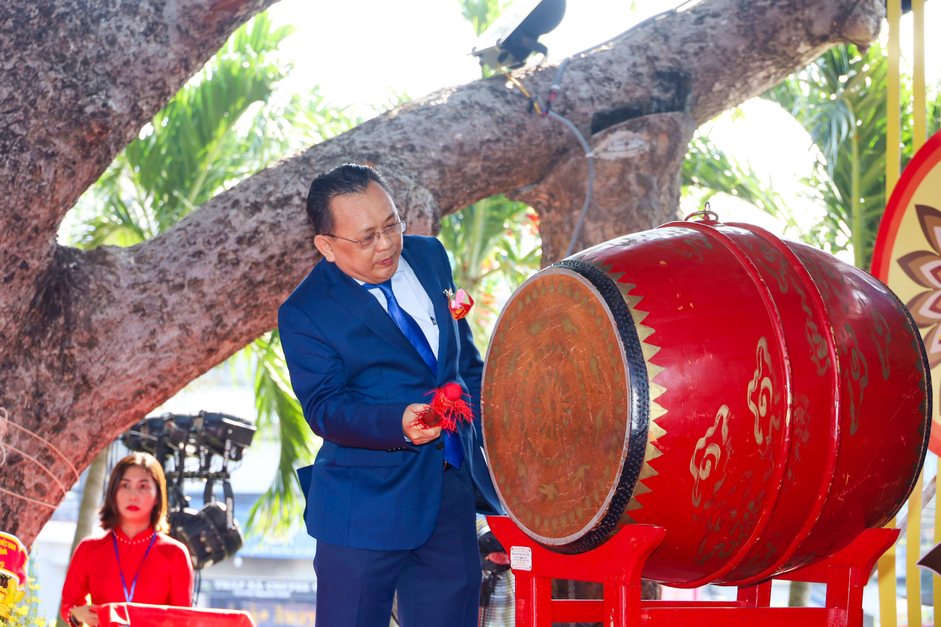 Le Huu Hoang beating drum to open Ponagar Temple Festival 2024 

