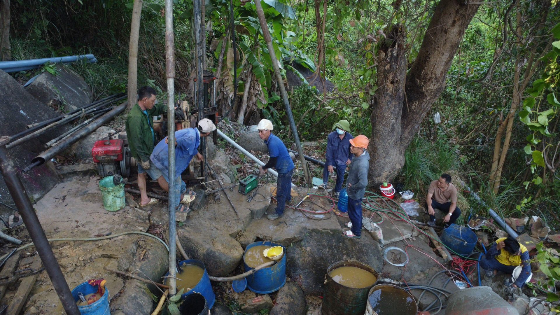 Mũi thi công khoan núi để bơm bê tông, gia cố vỏ hầm Bãi Gió