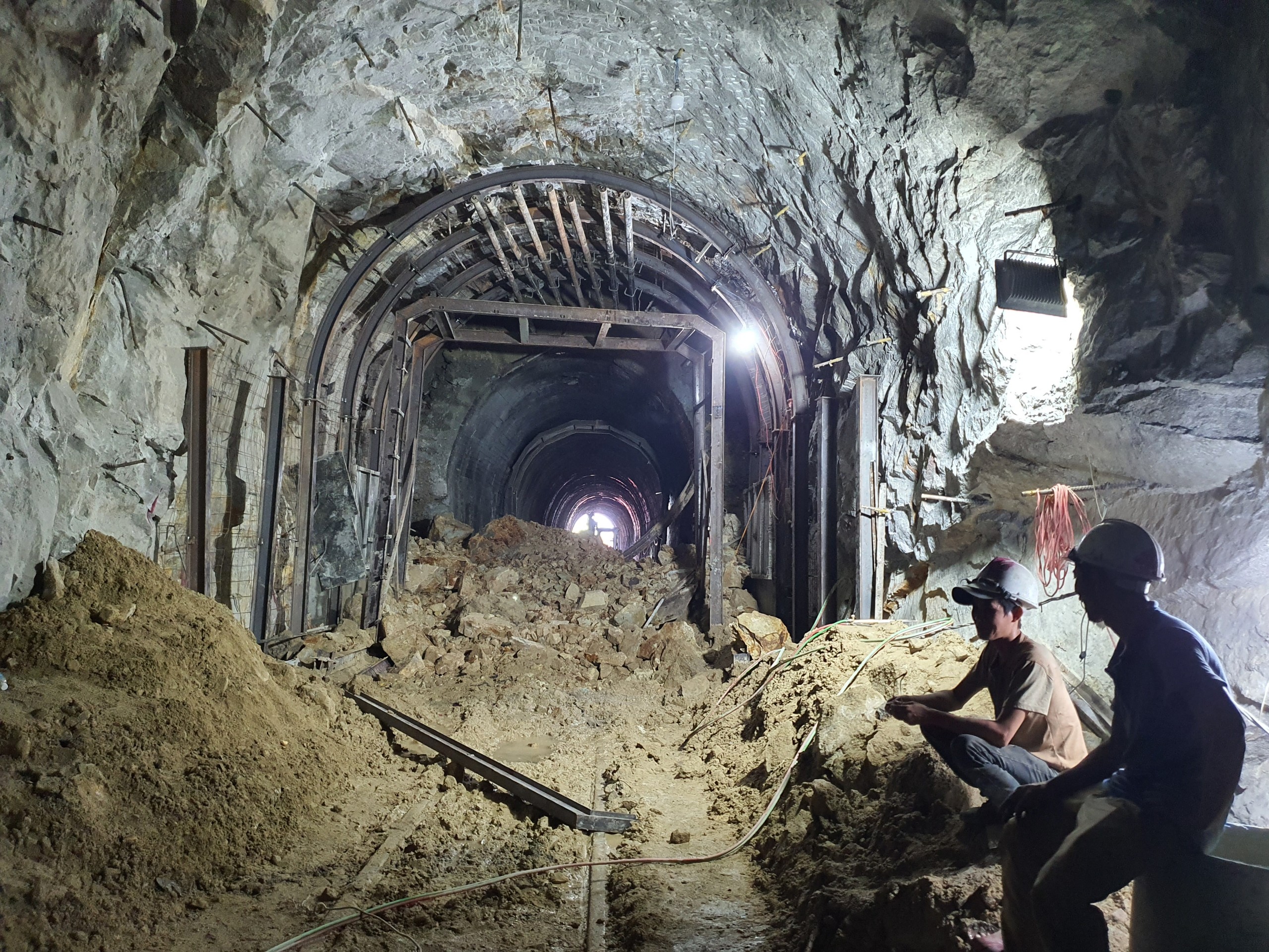 Nỗ lực khắc phục sự cố sạt hầm đường sắt ở đèo Cả 