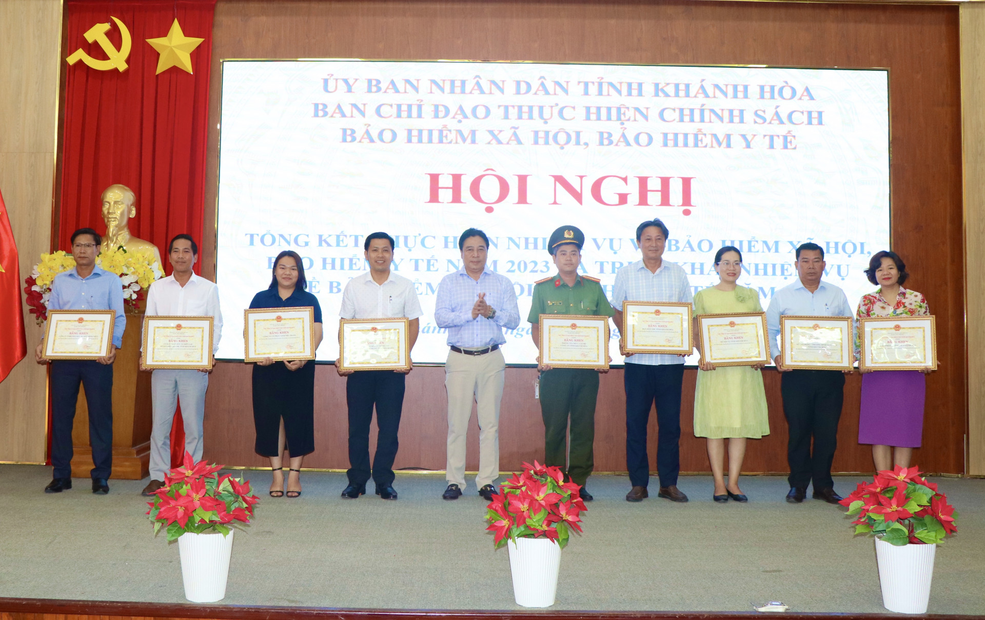 Đồng chí Nguyễn Khắc Toàn trao bằng khen cho các tập thể.