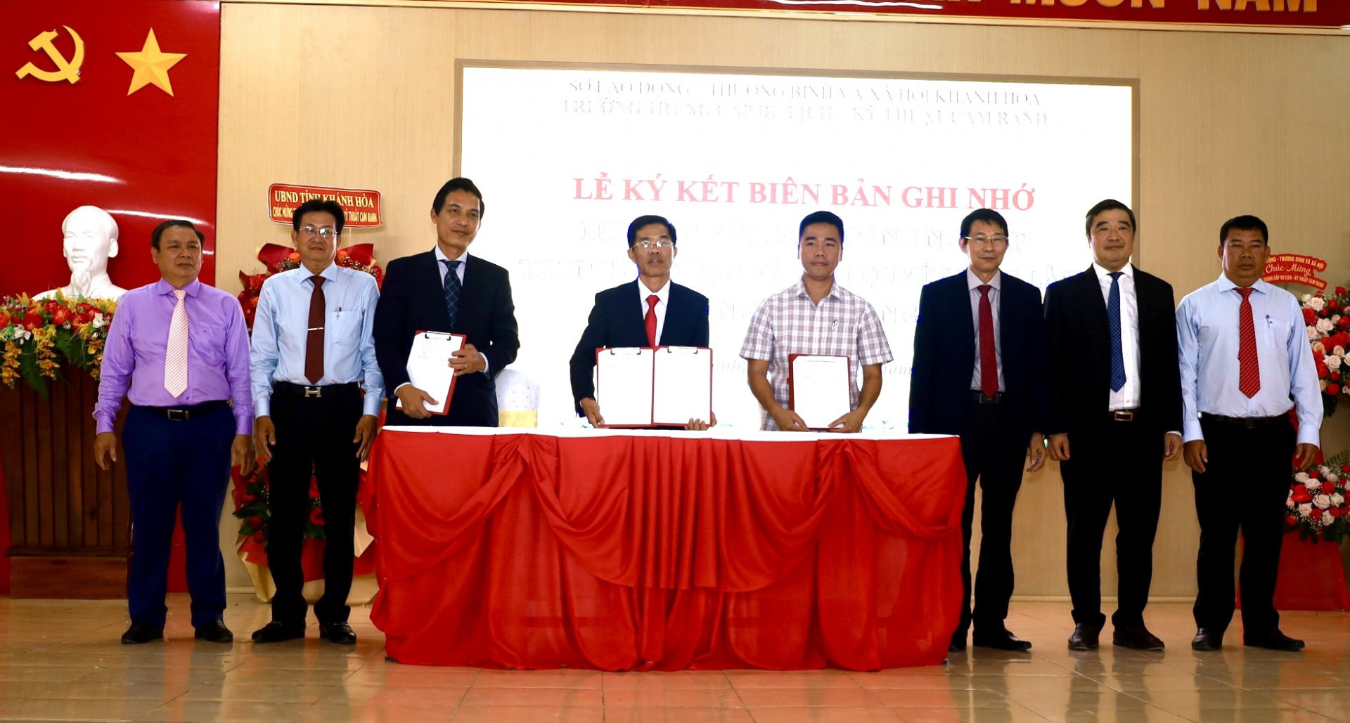 Đồng chí Đinh Văn Thiệu và lãnh đạo Sở Lao động - Thương binh và Xã hội chứng kiến lễ ký kết hợp tác trong đào tạo, giải quyết việc làm giữ nhà trường với 2 doanh nghiệp.