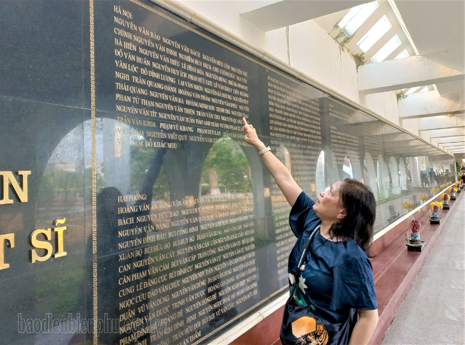 Rưng rưng tìm tên người thân nằm lại chiến trường Điện Biên Phủ