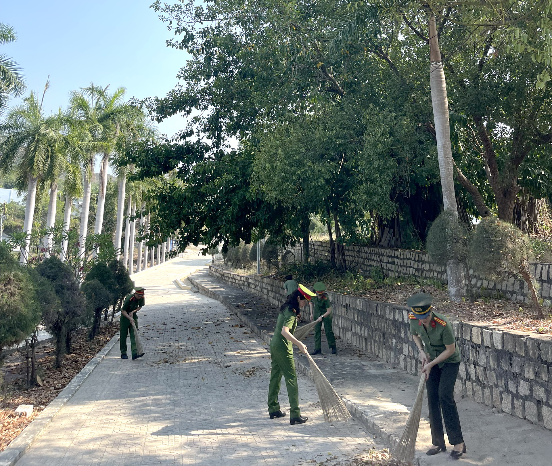 Dọn dẹp vệ sinh khuôn viên tại Nghĩa trang liệt sĩ Hòn Dung.