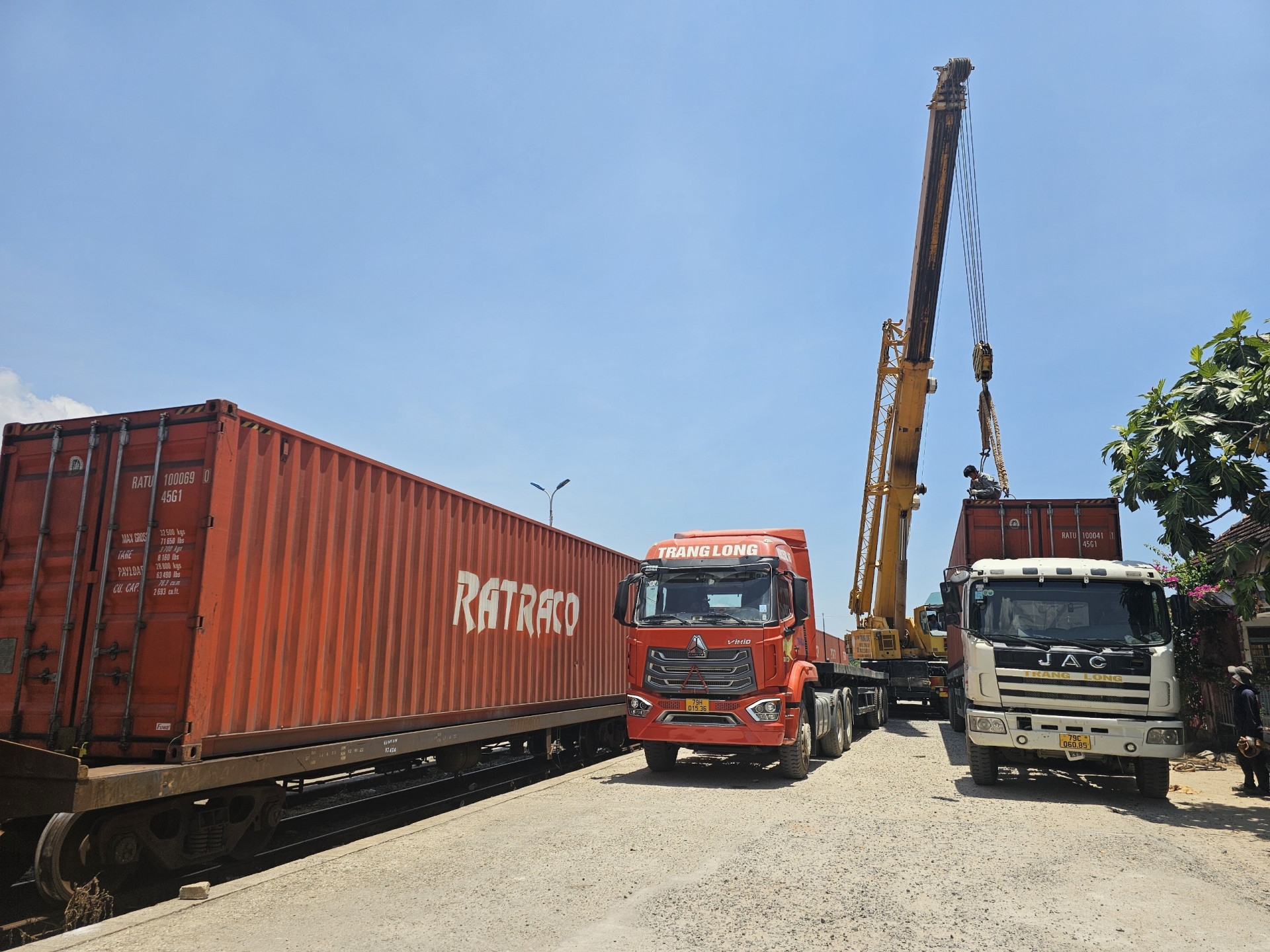 Ngành  Đường  sắt  thực  hiện  chuyển  tài  hàng  hóa  tại Ga  Huỳnh Hòa