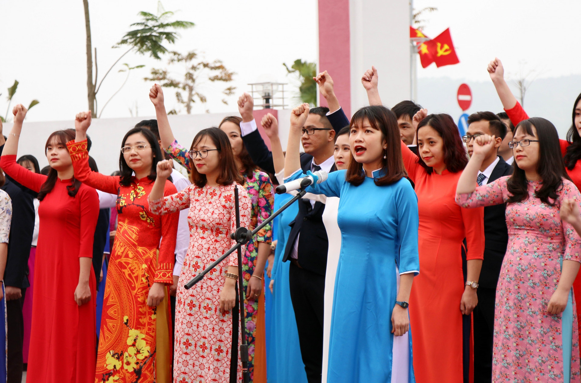 Các đảng viên mới tuyên thệ tại lễ kết nạp đảng_Ảnh: vietnamplus.vn


