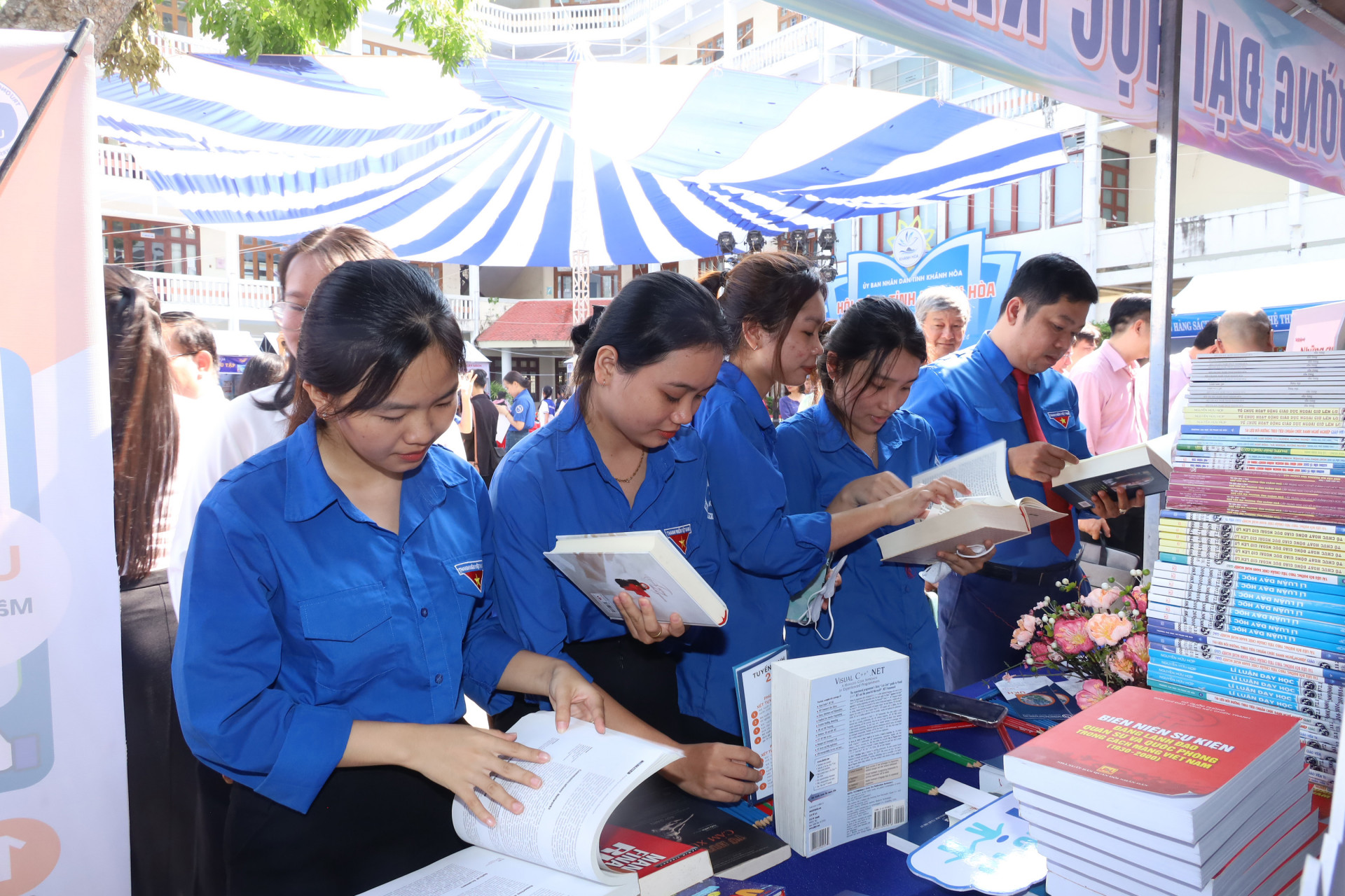 Students reading books at the book stall of Khanh Hoa University

