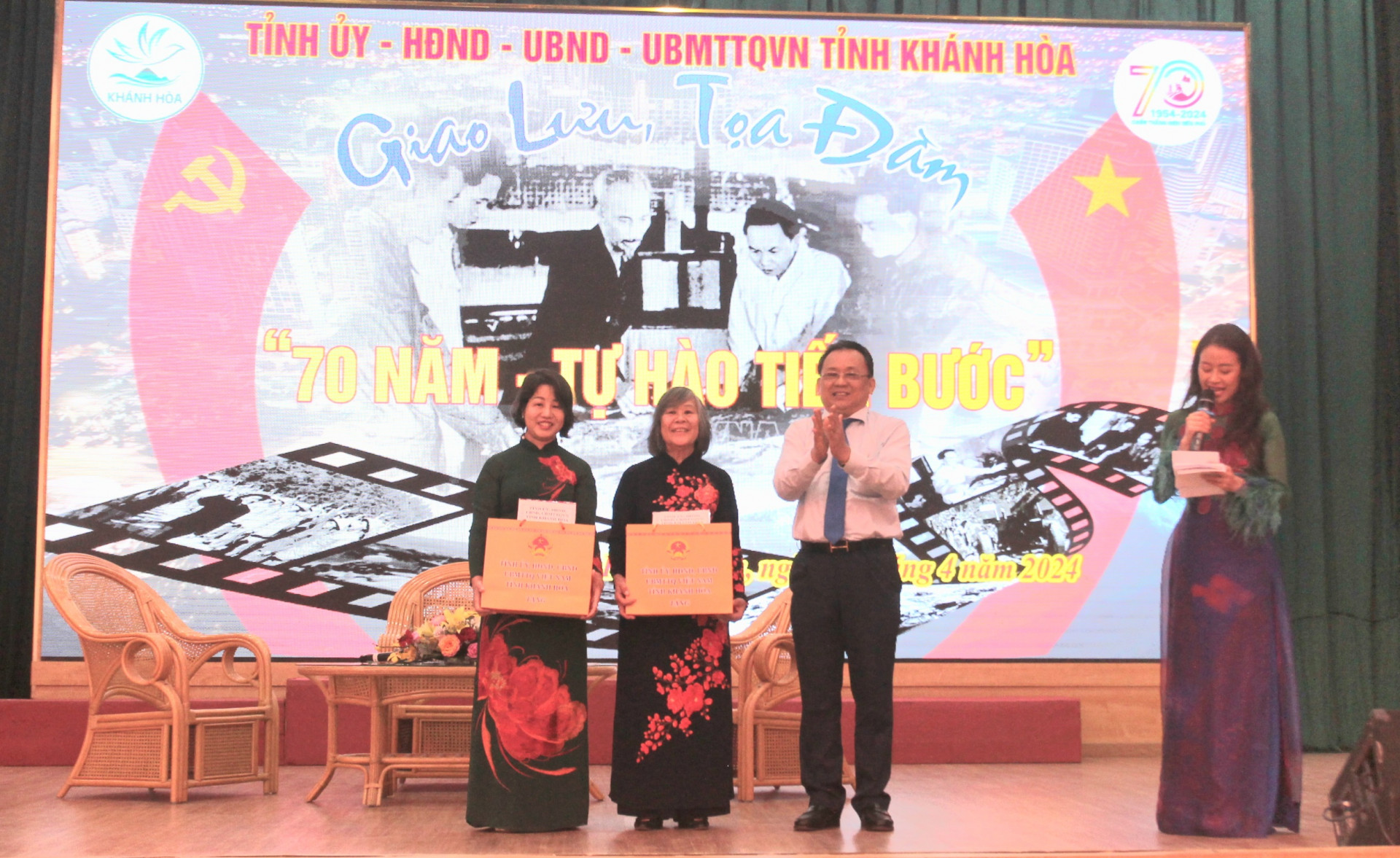 Ông Lê Hữu Hoàng tặng quà lưu niệm cho đại diện gia đình Đại tướng Võ Nguyên Giáp.
