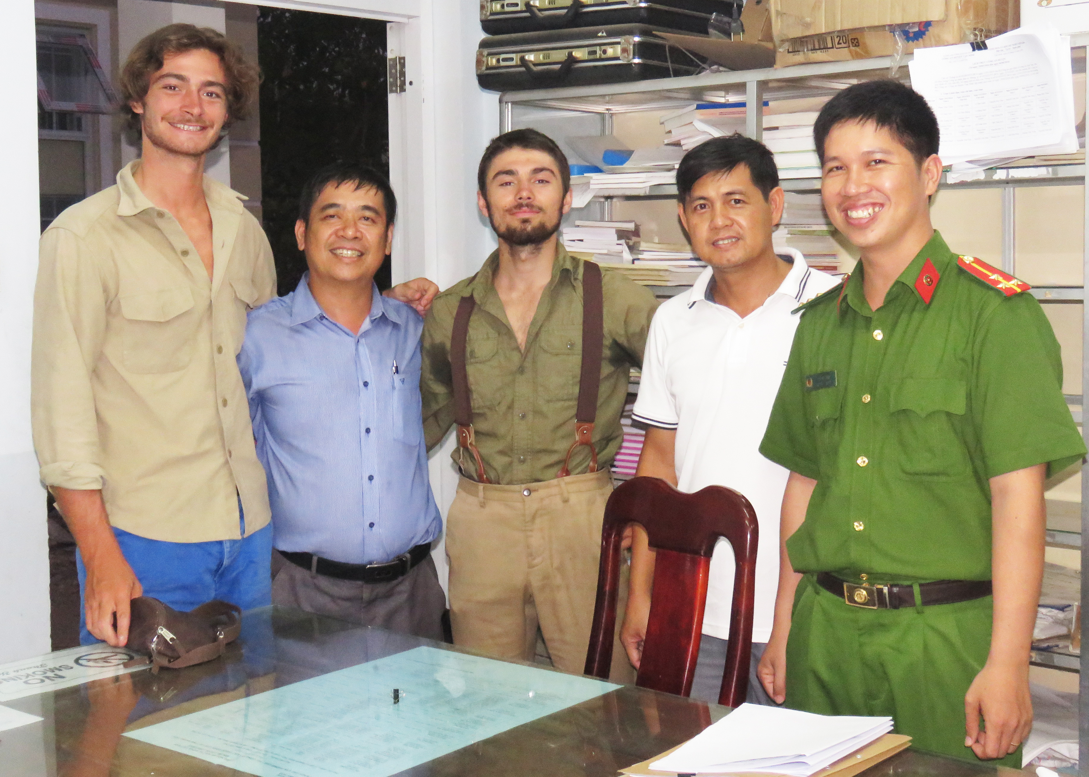 Công an huyện Vạn Ninh bàn giao tài sản bị mất cho 2 du khách người Pháp