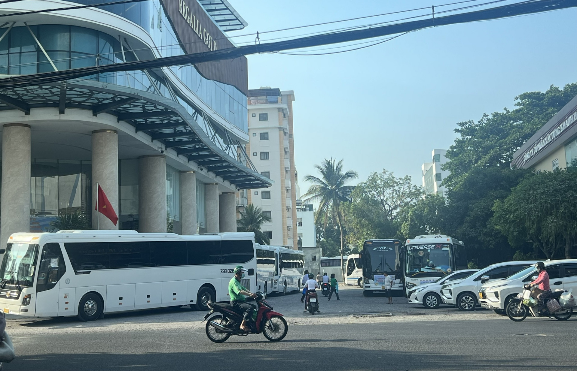 Sau  khi  Báo  Khánh  Hòa  phản  ánhh, tình  trạng  đậuu, đỗ  xe  trái  phép tại  khu đất dự án đường Tô Hiến Thành nối dài vẫn diễn  ra