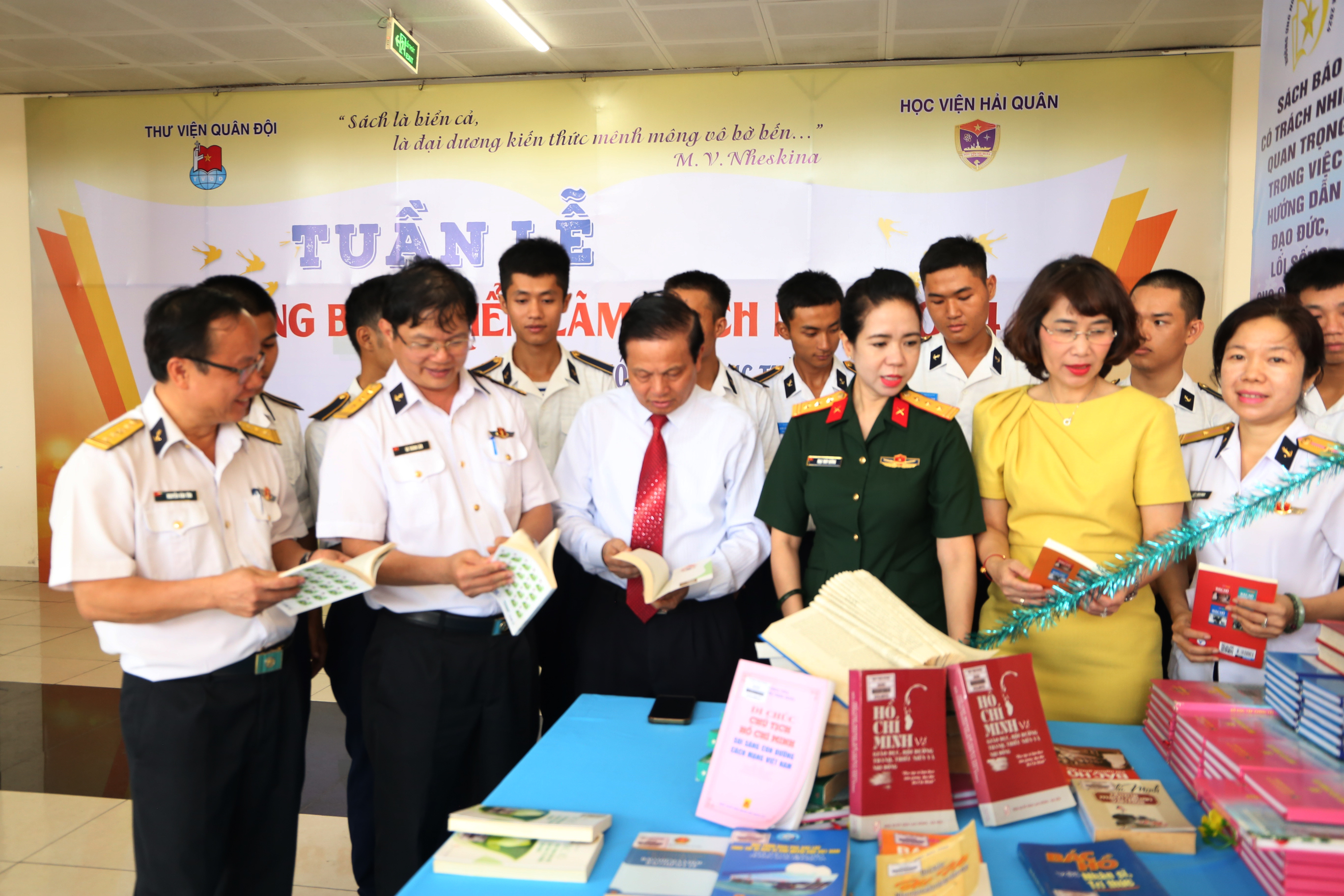 Học viện Hải quân: Triển lãm sách và giao lưu, tọa đàm “Tiếp lửa truyền thống, cống hiến tương lai”