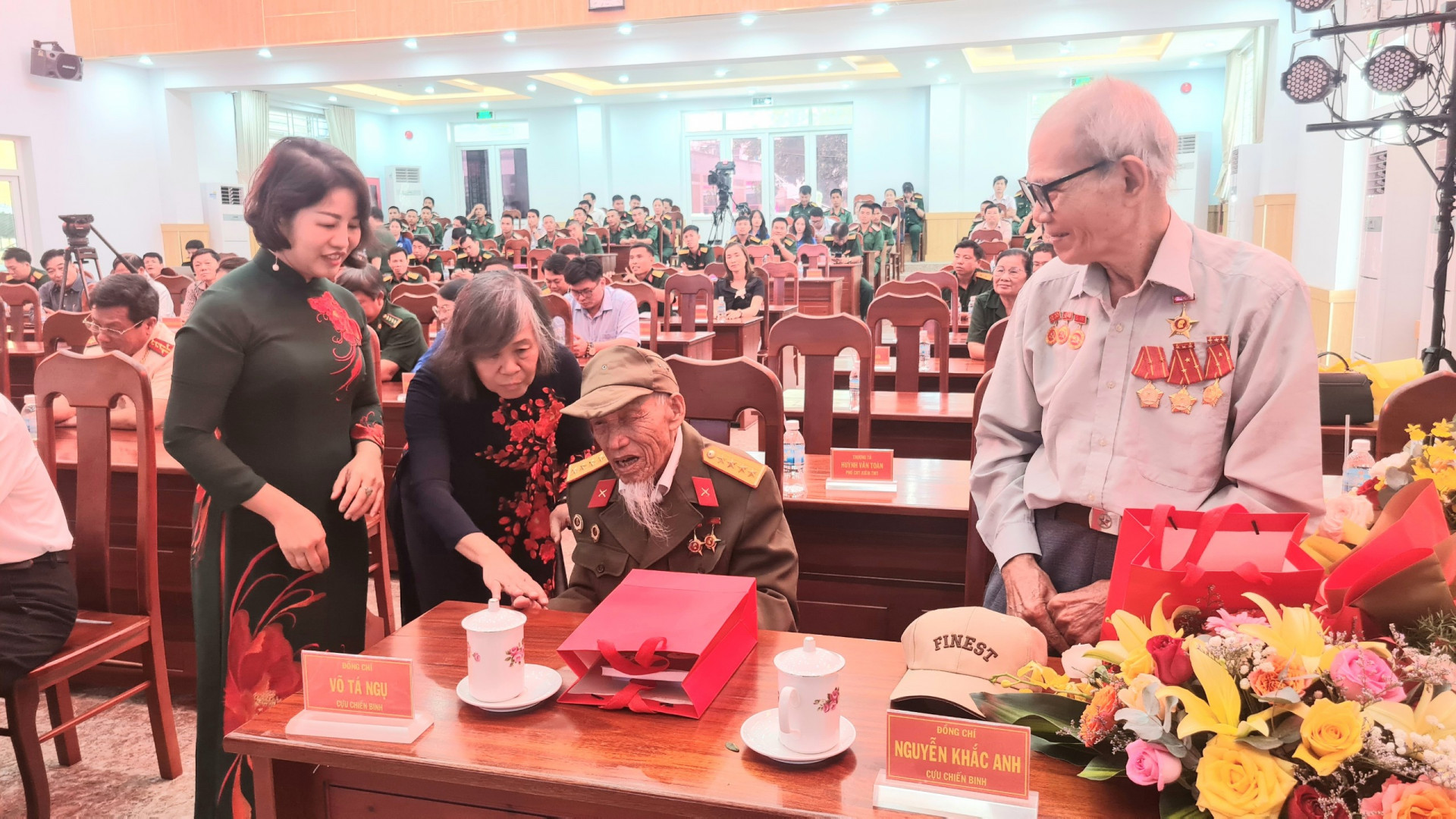 Đại diện gia đình Đại tướng Võ Nguyên Giáp thăm hỏi các cựu chiến binh.