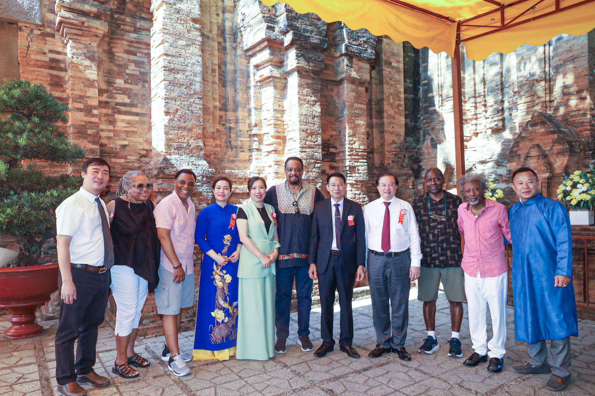 Jazz legend Chico Freeman and the band members from the US posing for photo with the leaders of the Ministry of Culture, Sports and Tourism, the Ministry of Foreign Affairs and Khanh Hoa Province at Ponagar Temple


