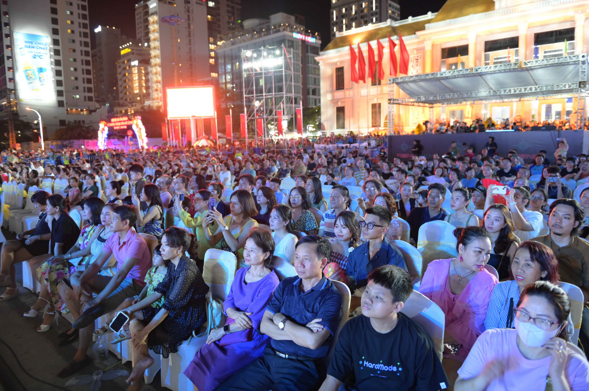 The concert attracts many audience

