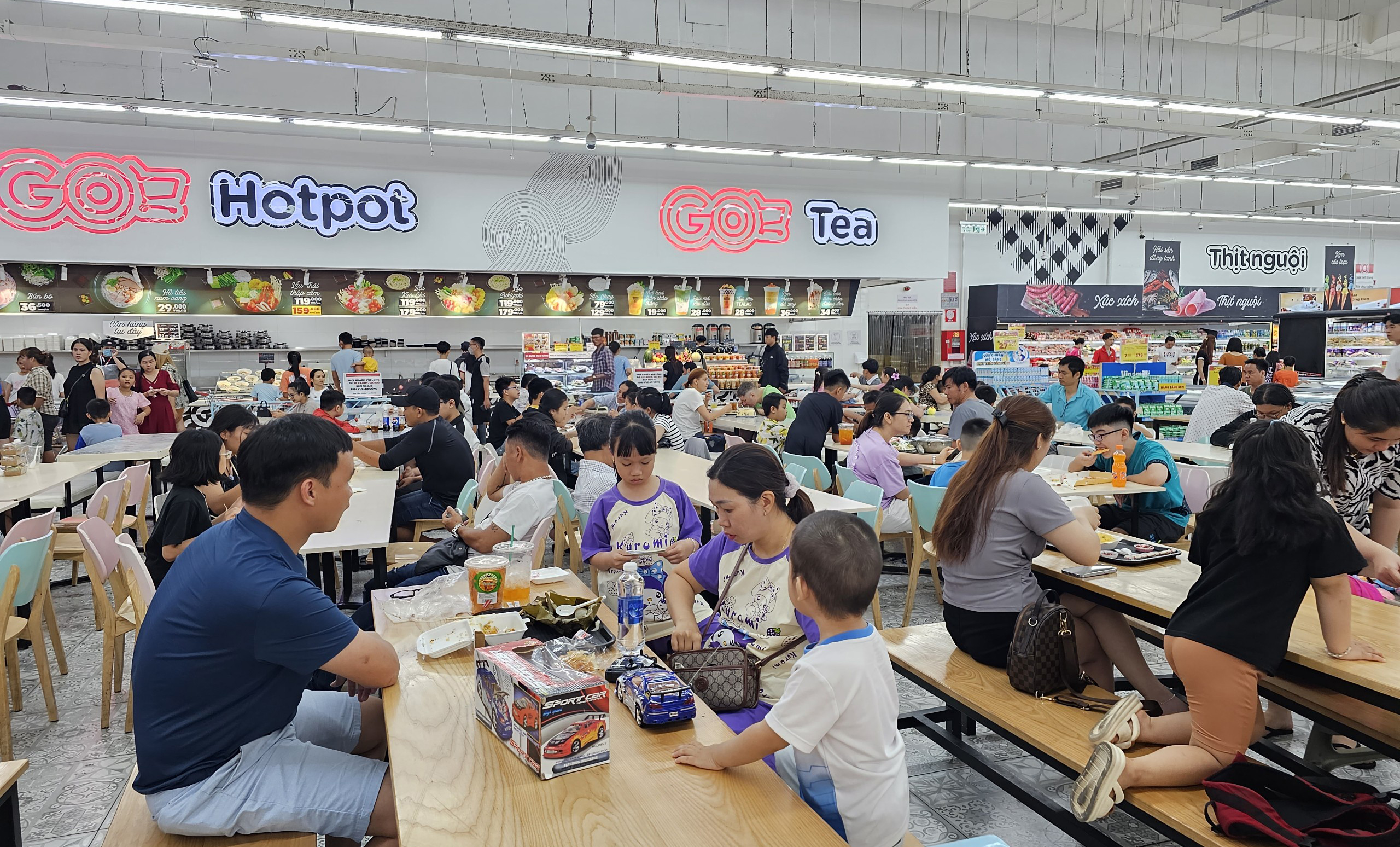 Siêu thị, trung tâm thương mại đông người trốn nắng nóng
