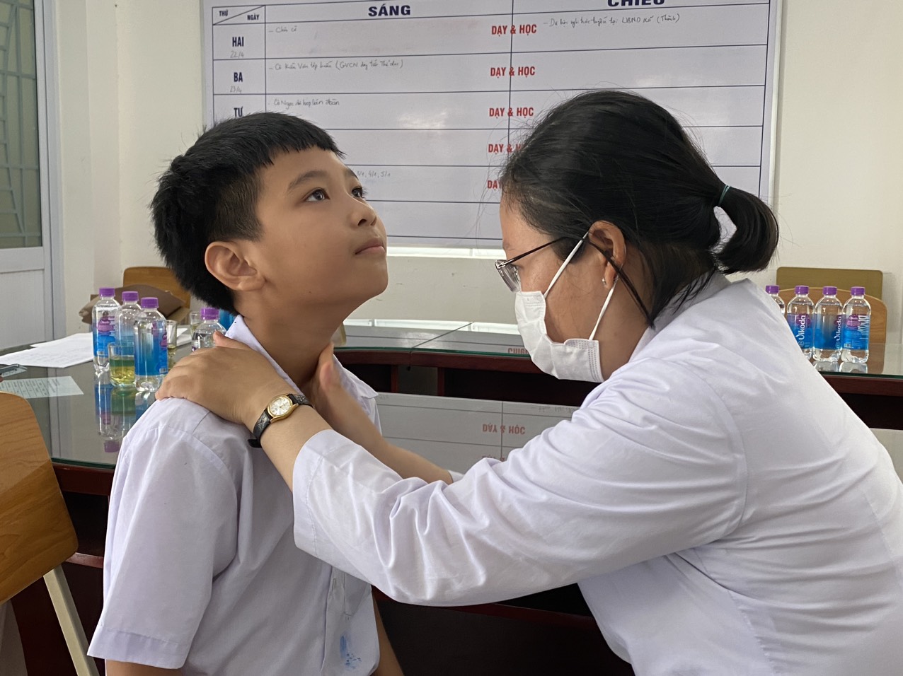Khám tầm soát bệnh bướu cổ cho học sinh trường Tiểu học Phước Thịnh 
