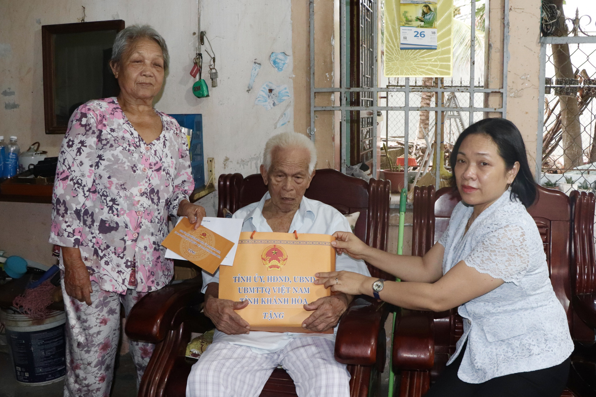 Bà Trần Thu Mai hỏi thăm và tặng quà cho ông Nguyễn Tiệm.