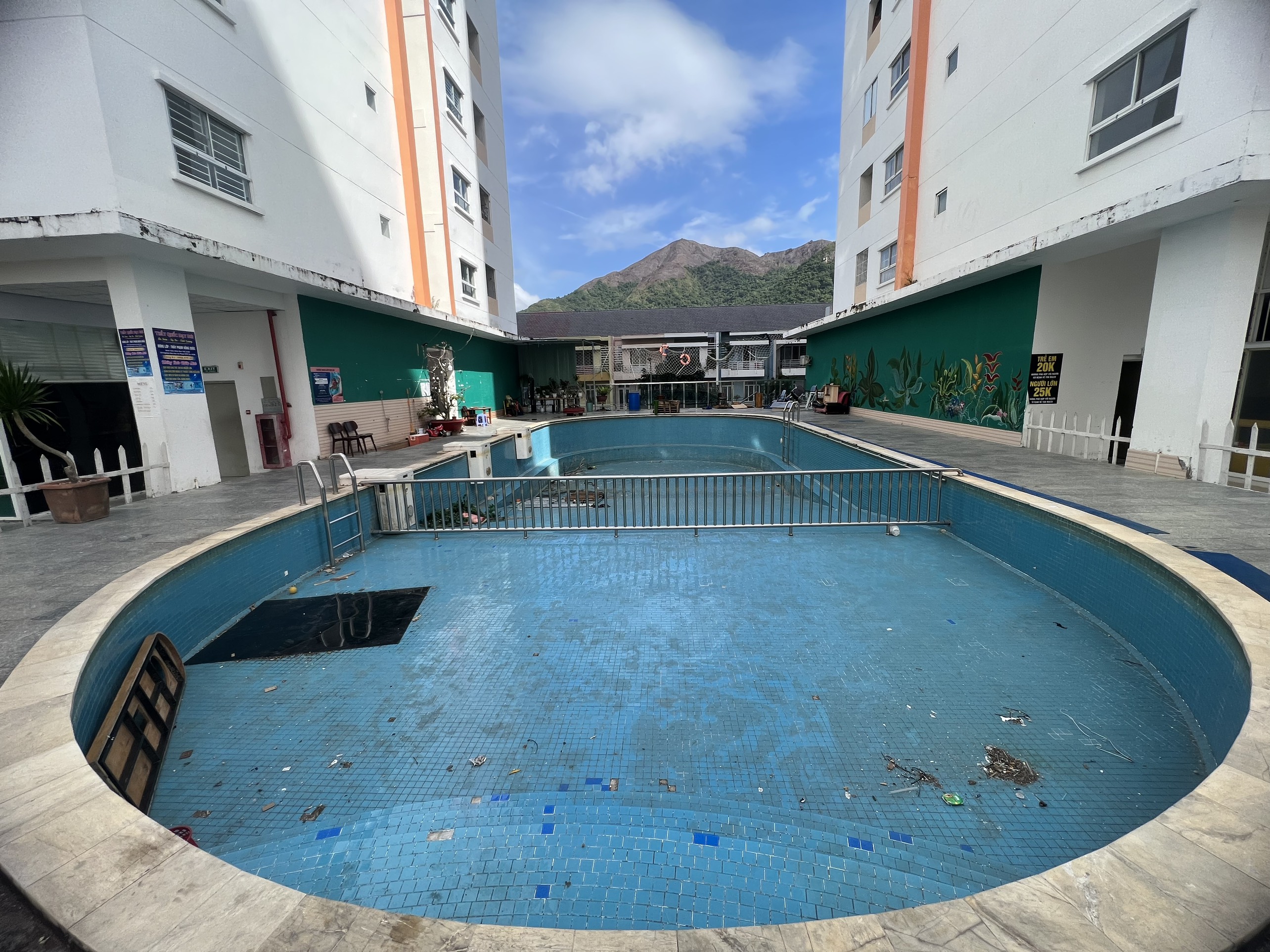 Hồ bơi tại Chung cư HQC Nha Trang không được bơm nước để vận hành, nhếch nhác và rất nguy hiểm 