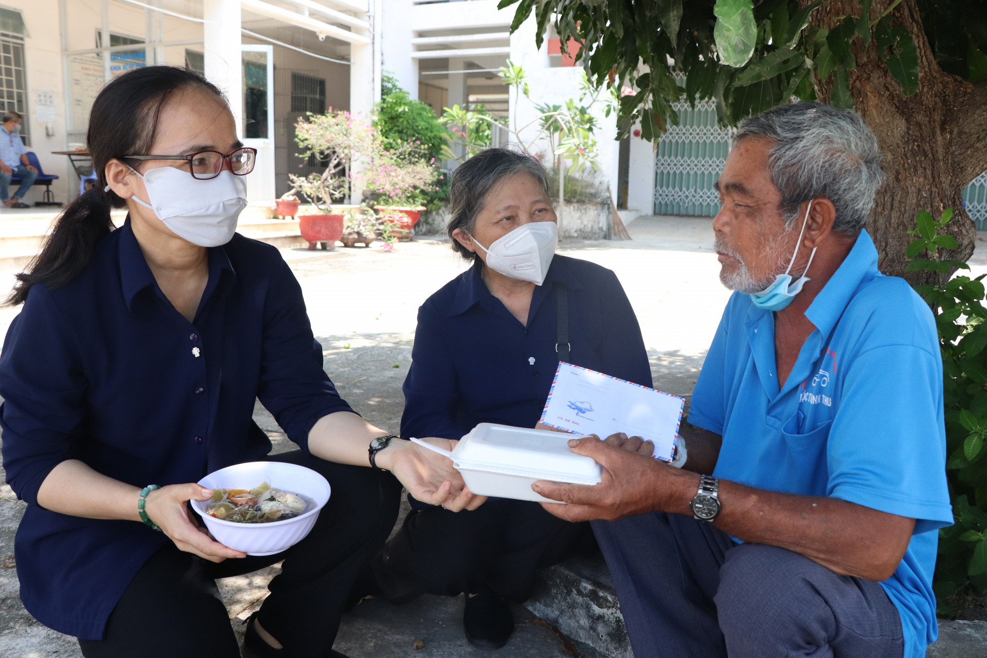 Các sơ phát cơm và thăm hỏi sức khoẻ của ông Mang Tiến (người dân tộc Raglai, ở xã Cam Thịnh Tây, TP. Cam Ranh). 