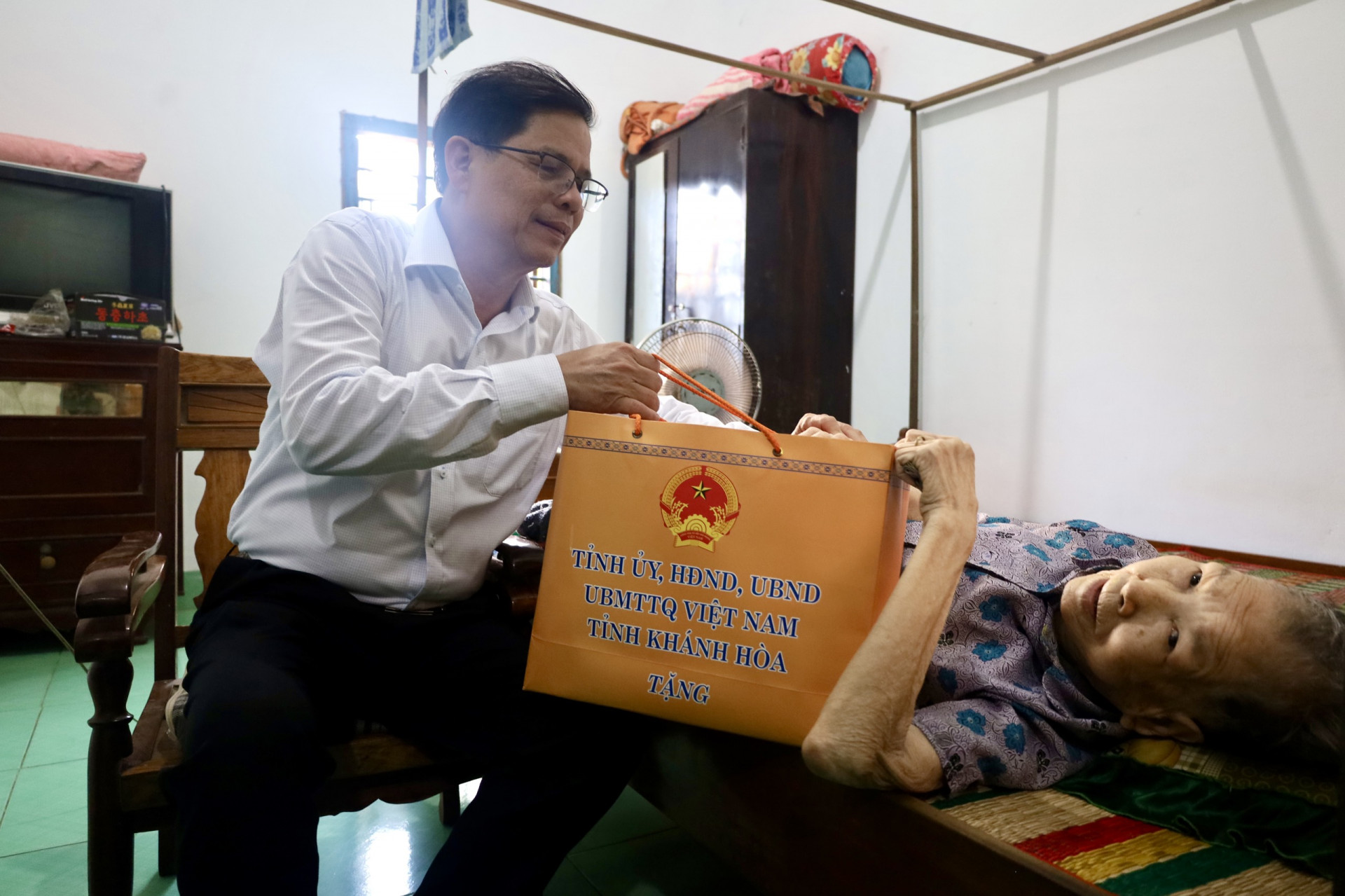 Đồng chí Nguyễn Tấn Tuân thăm hỏi, tặng quà cho bà Hà Thị Kiểu.