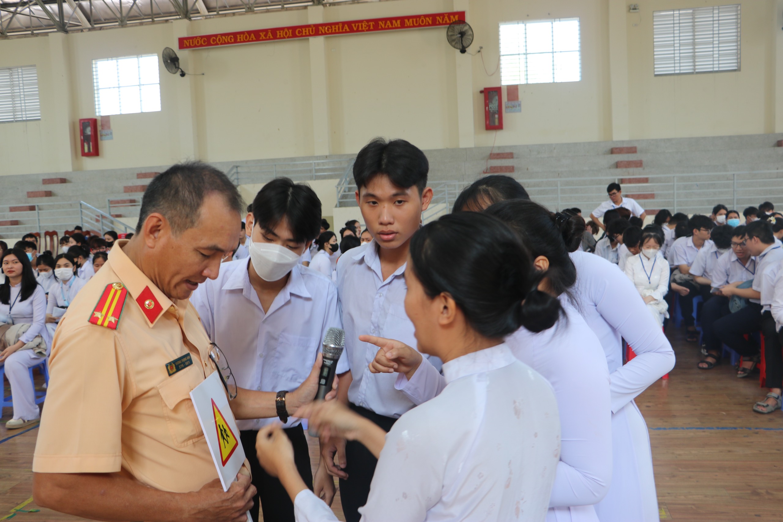 Tuyên truyền an toàn giao thông cho học viên, tăng ni sinh các trường
