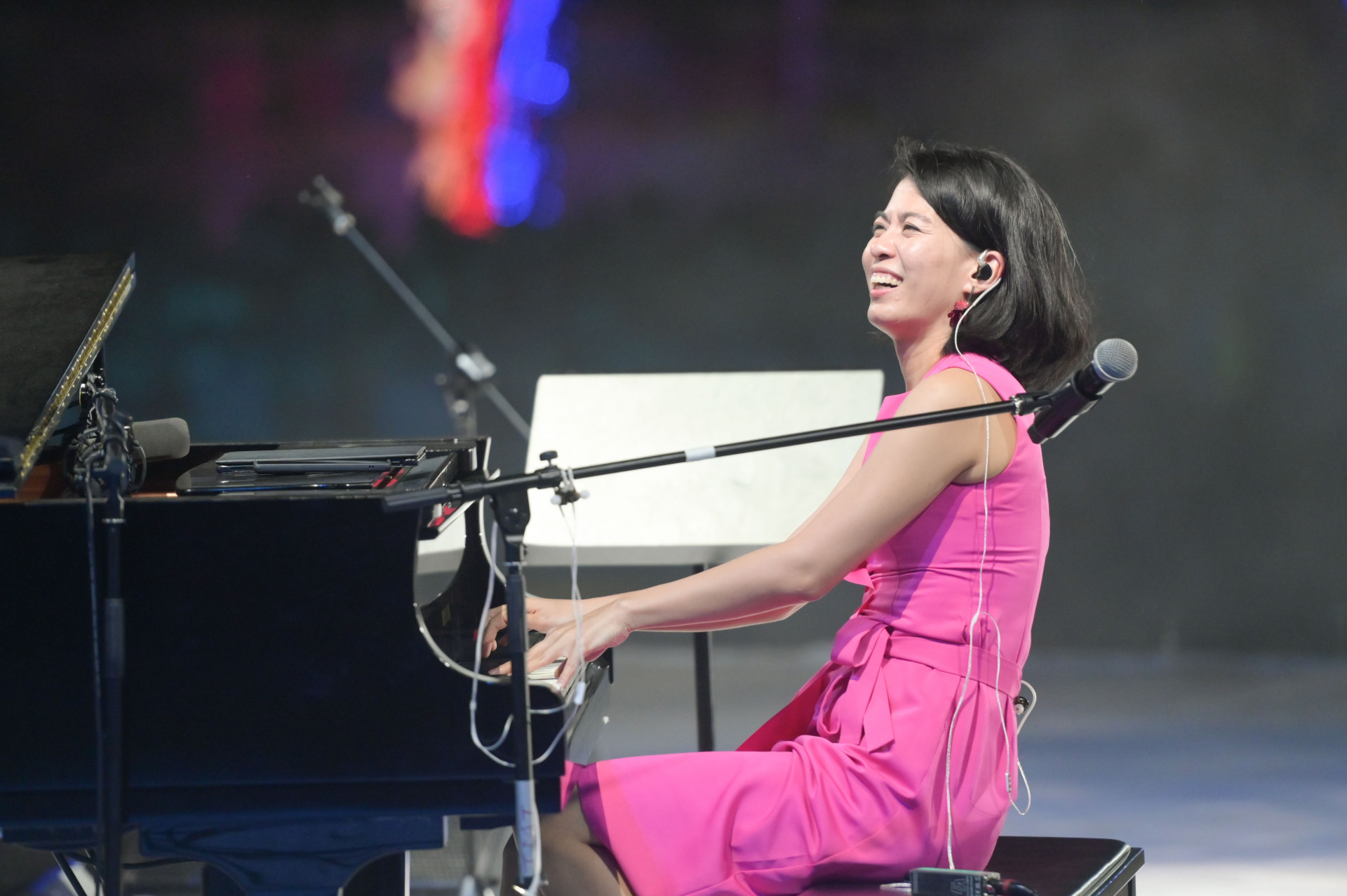Performance of piano artist Amanda Lee

