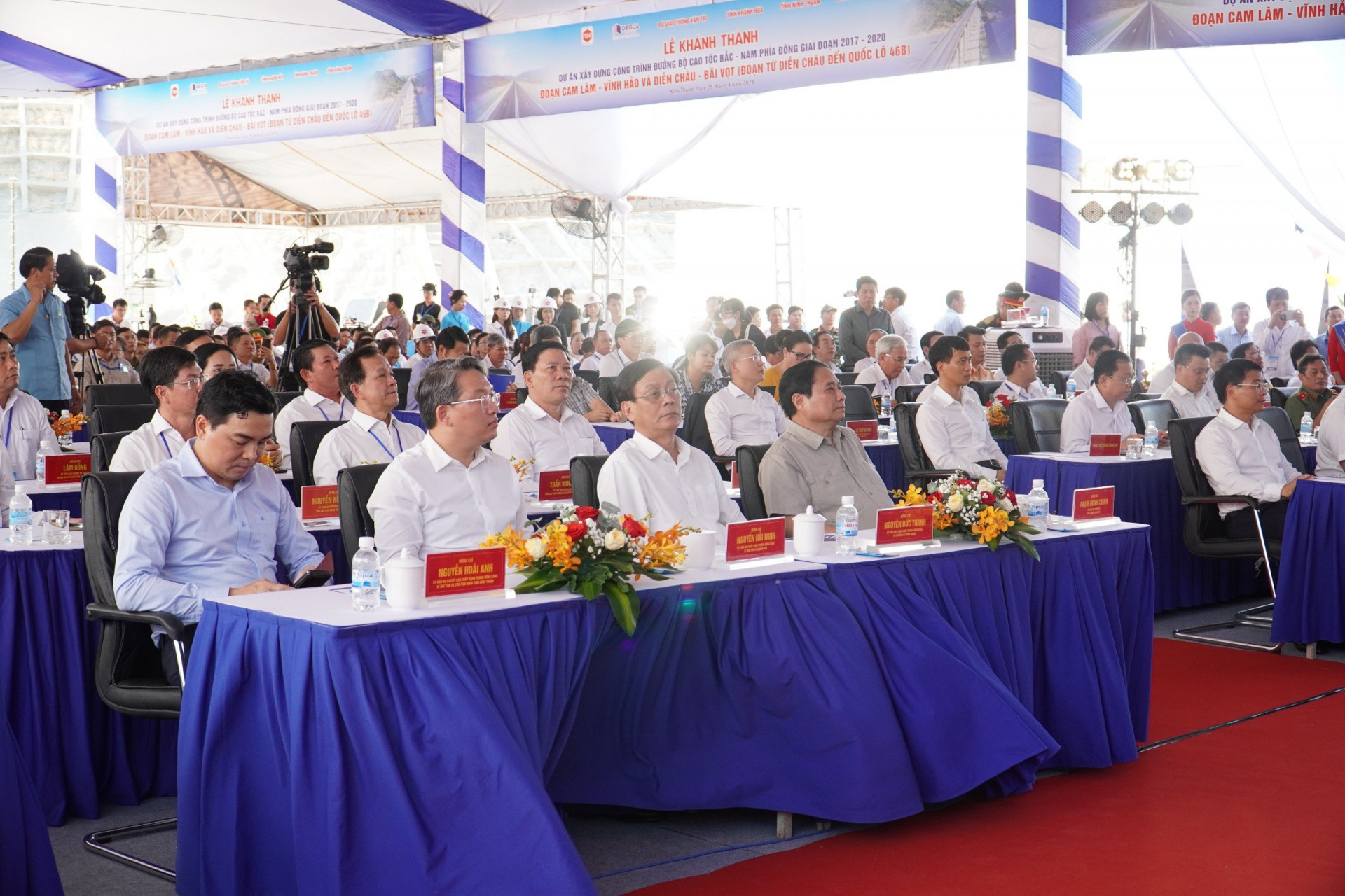 Đồng chí Nguyễn Hải Ninh (thứ 2 từ trái qua) dự lễ khánh thành Cao tốc Cam Lâm - Vĩnh Hảo