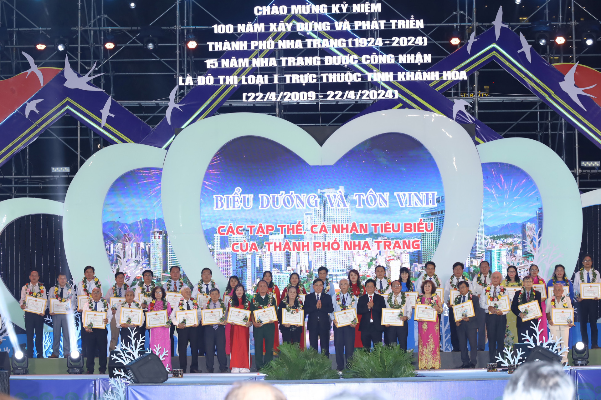 Nha Trang City’s leaders giving awards to outstanding collectives and individuals

