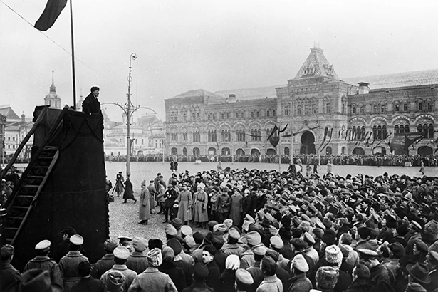 V.I.Lênin đọc diễn văn tại Quảng trường Đỏ ở Moskva trong lễ kỷ niệm một năm ngày Cách mạng Tháng Mười Nga thành công, ngày 7/11/1918. Ảnh tư liệu/TTXVN. 

