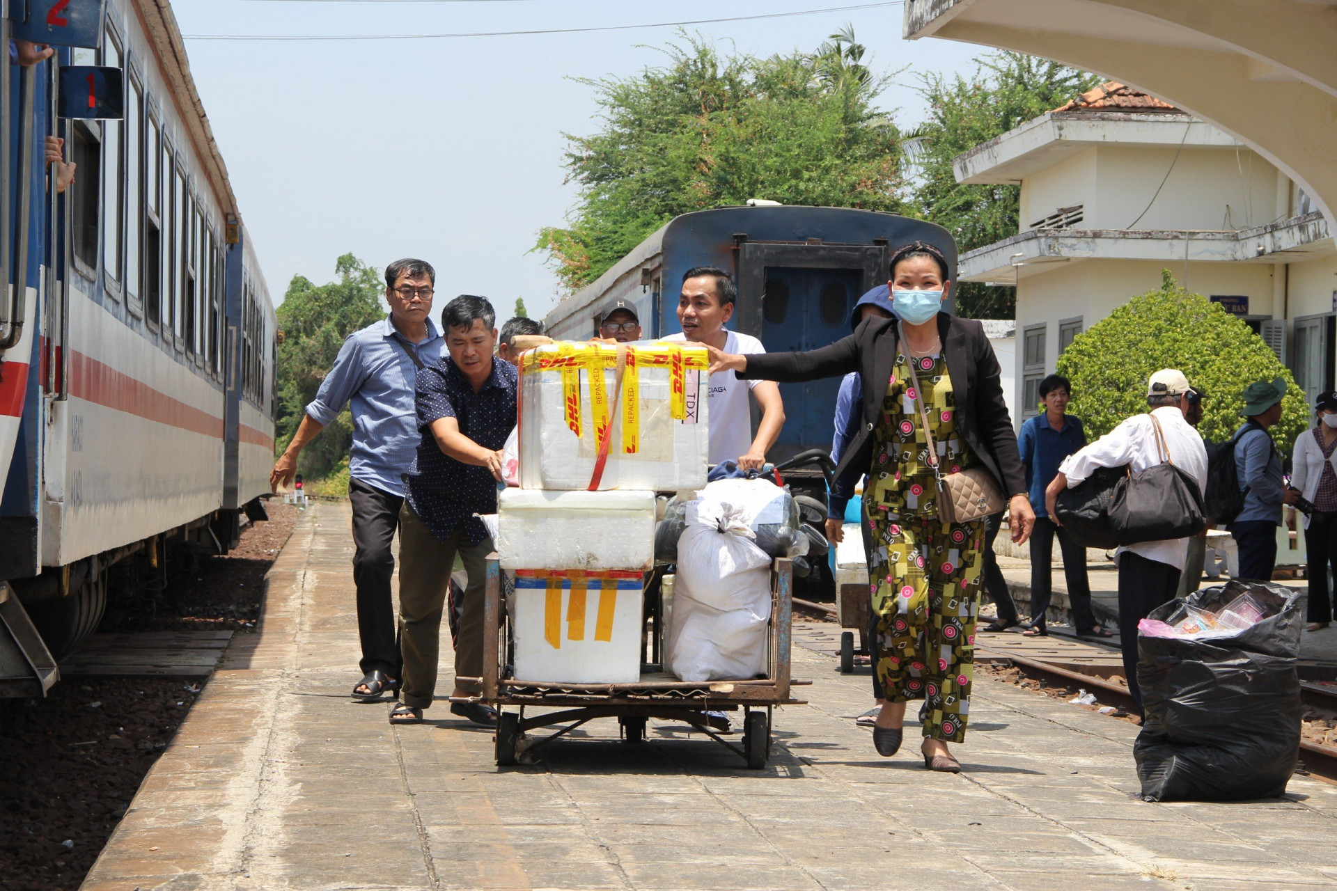 Hành khách xuống Ga Giã để trung chuyển ra Ga Tuy Hòa