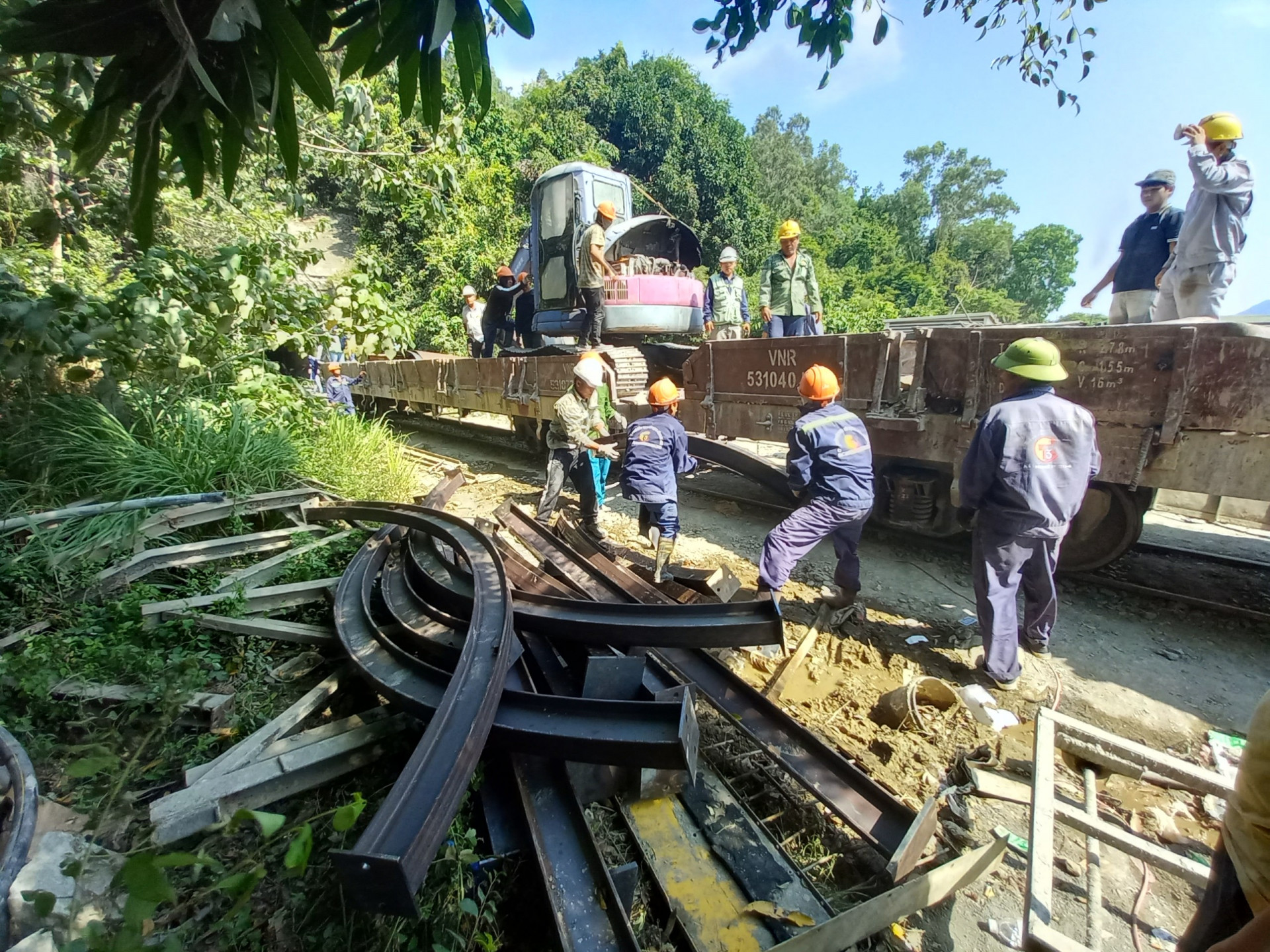 Công nhân vận chuyển khung sắt vào để gia cố mái hầm