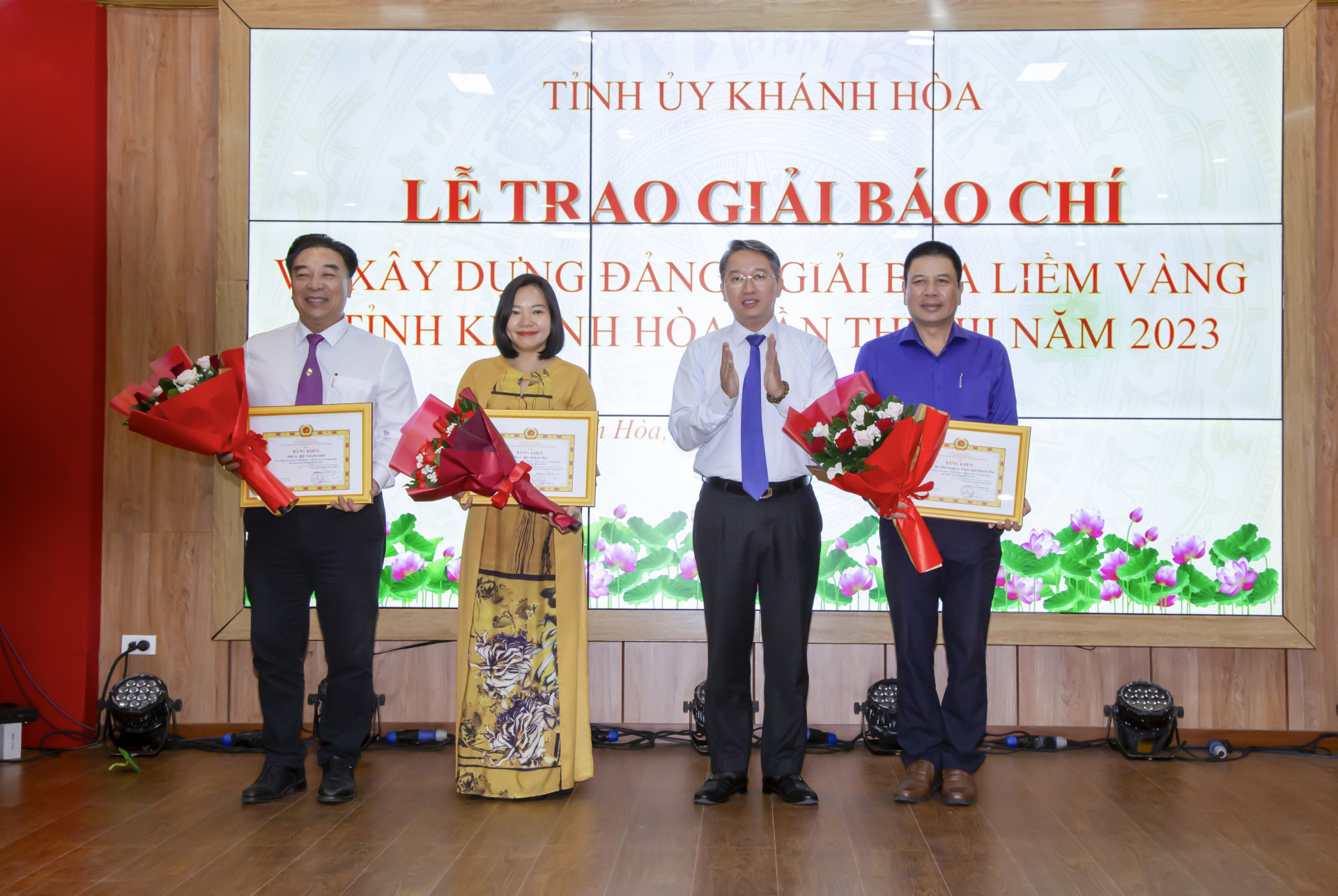Bí thư Tỉnh ủy Nguyễn Hải Ninh trao giải tập thể Giải báo chí về xây dựng Đảng tỉnh năm 2023 cho Báo Khánh Hòa và các đơn vị báo chí trong tỉnh.