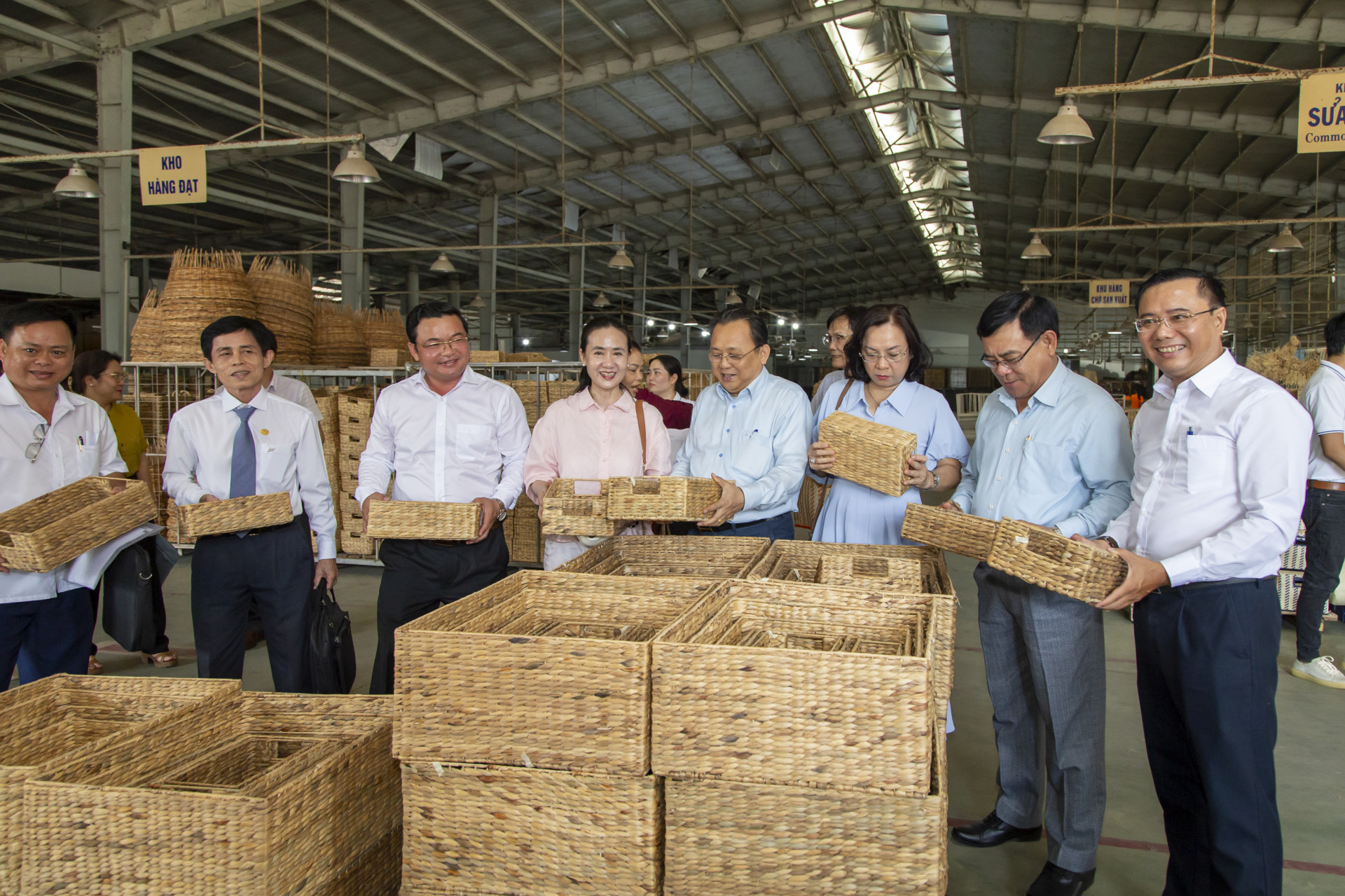 Đoàn công tác tìm hiểu cơ sở sản xuất tại HTX Thủ công mỹ nghệ xuất khẩu Vĩnh Phước