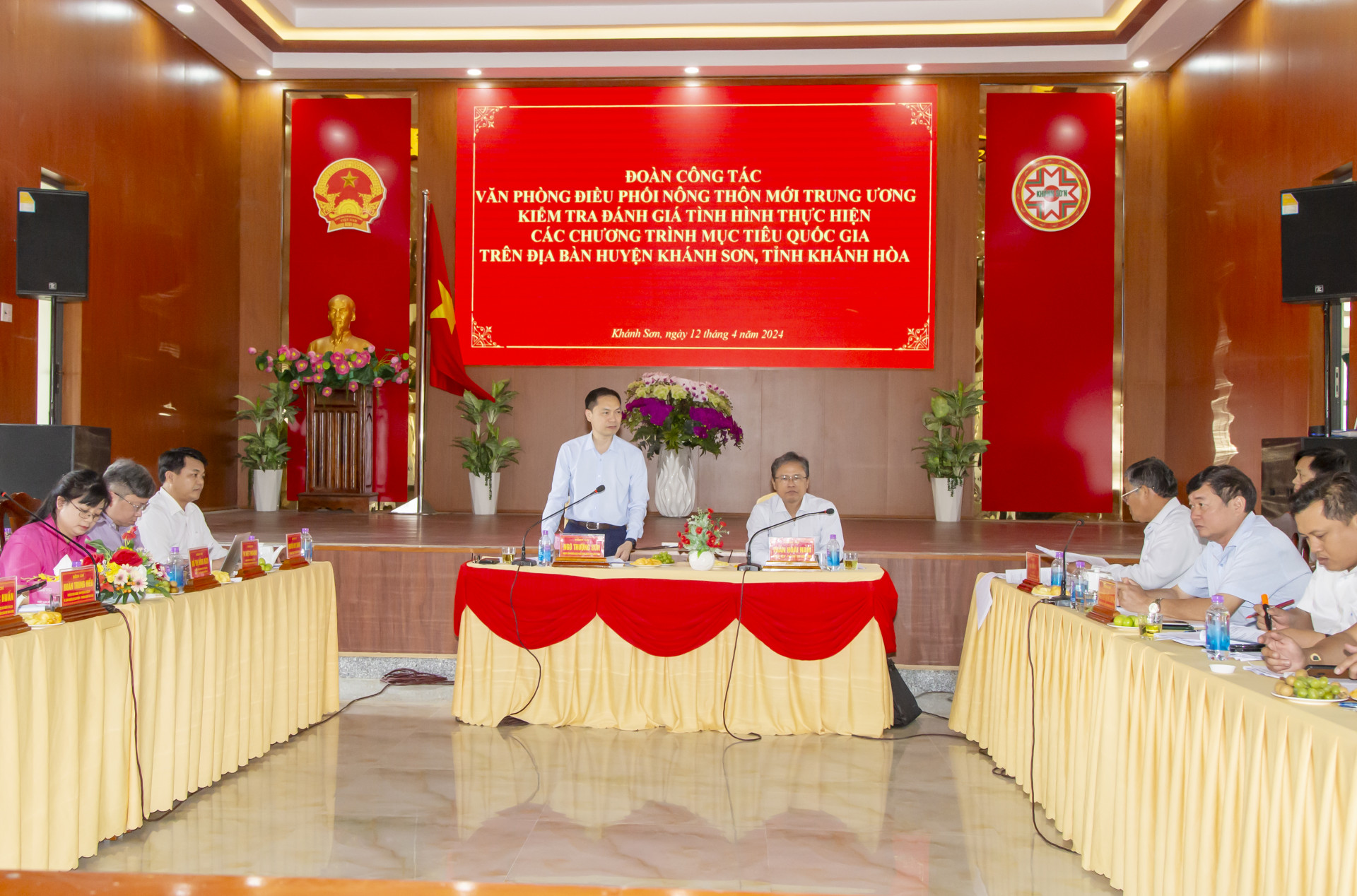 Đoàn công tác làm việc với UBND tỉnh và huyện Khánh Sơn về các chương trình mục tiêu quốc gia.