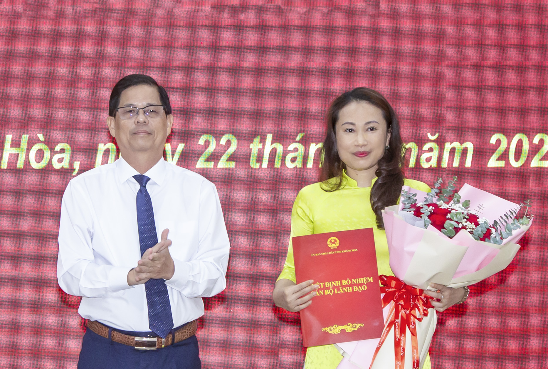Ông Nguyễn Tấn Tuân trao quyết định cho bà Phan Hải Thoại