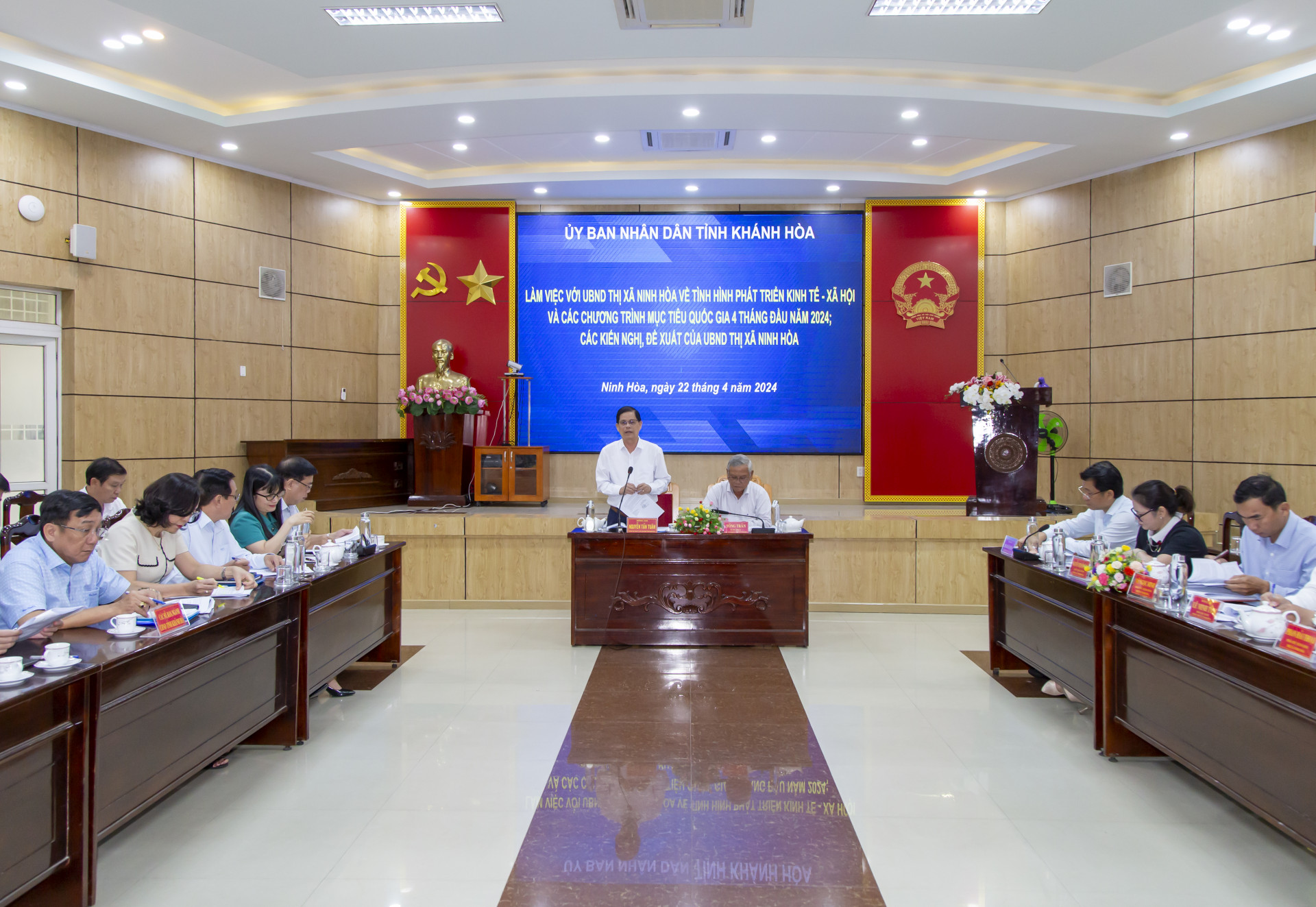 Đồng chí Nguyễn Tấn Tuân chỉ đạo tại cuộc họp