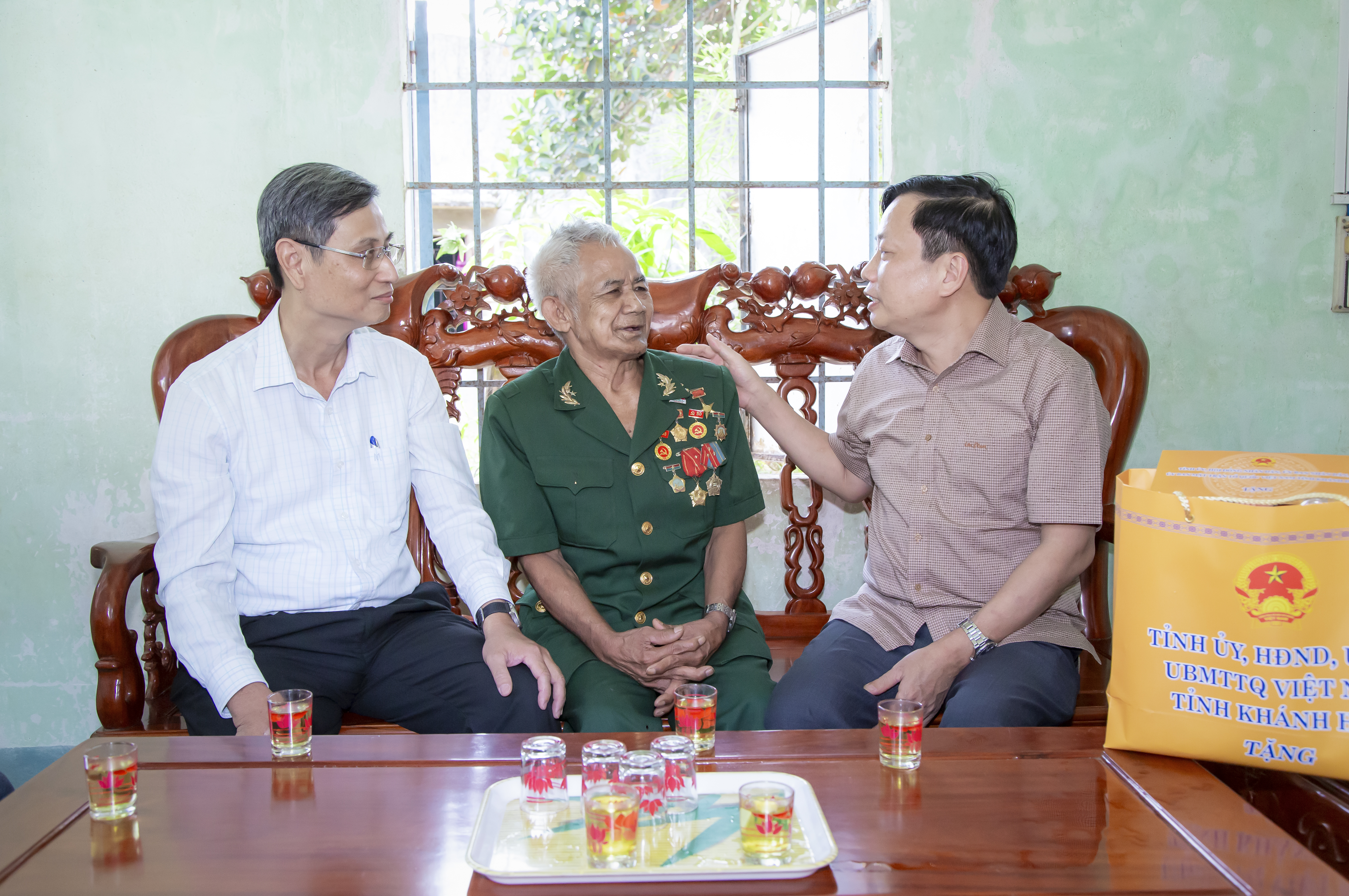 Phó Bí thư Tỉnh ủy Hà Quốc Trị thăm, tặng quà Anh hùng lực lượng vũ trang nhân dân Bo Bo Tới