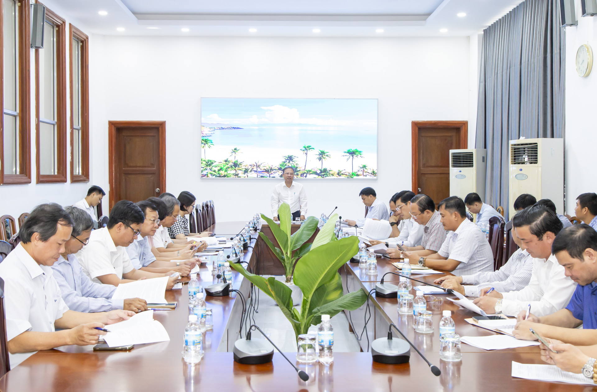 Đồng chí Trần Hòa Nam chỉ đạo tại cuộc họp.