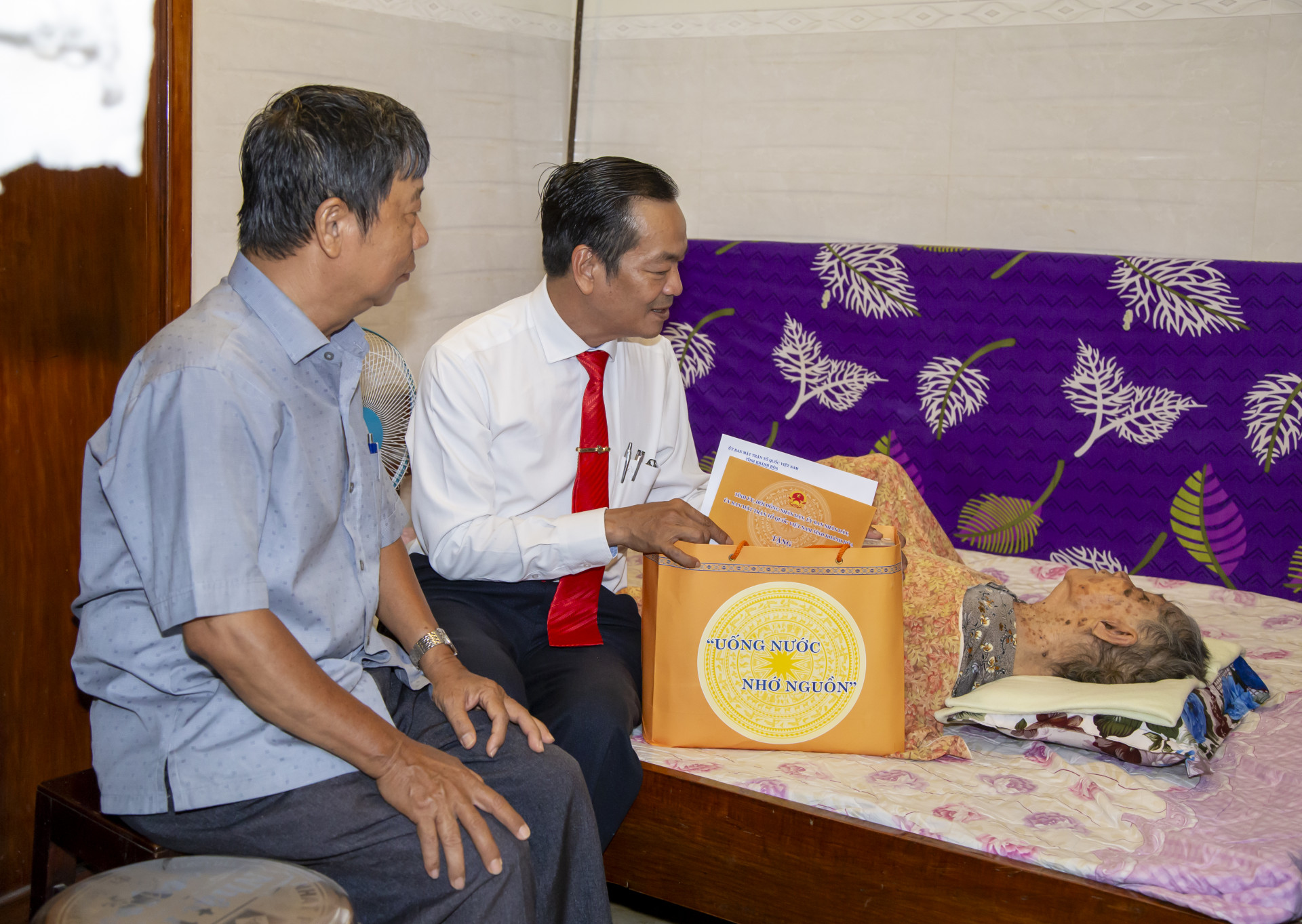 Phó Chủ tịch UBMTTQ Việt Nam tỉnh Nguyễn Văn Thiện thăm hỏi và trao quà cho bà