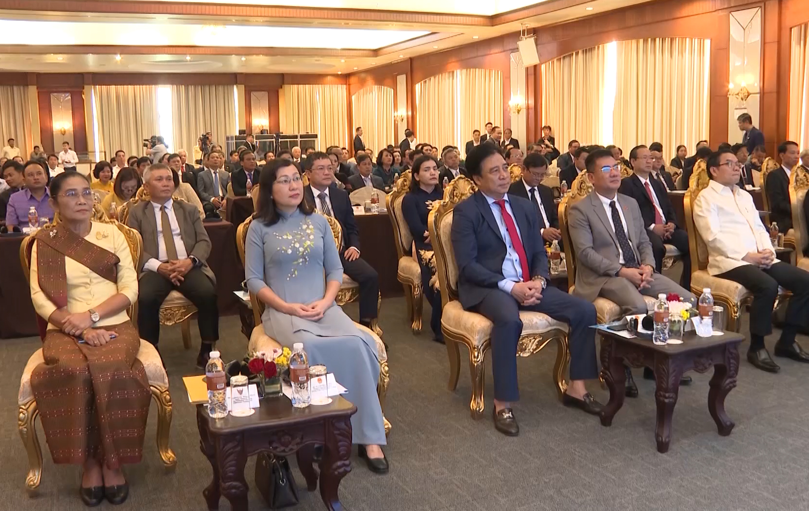 ông Nguyễn Khắc Toàn - Phó Bí thư Thường trực Tỉnh ủy, Chủ tịch HĐND tỉnh dẫn đầu đã tham dự Diễn đàn