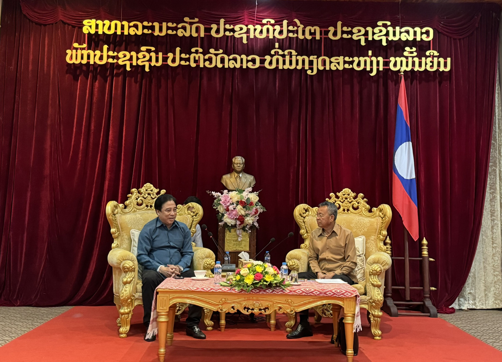 Phó Bí thư Thường trực Tỉnh ủy Nguyễn Khắc Toàn trao đổi với ông Vongsavan Thepphachan một số nội dung quan trọng về tình hình kinh tế - xã hội của tỉnh.
