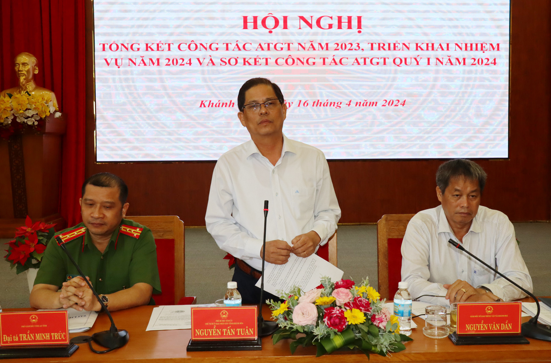 Ông Nguyễn Tấn Tuân phát biểu chỉ đạo tại hội nghị
