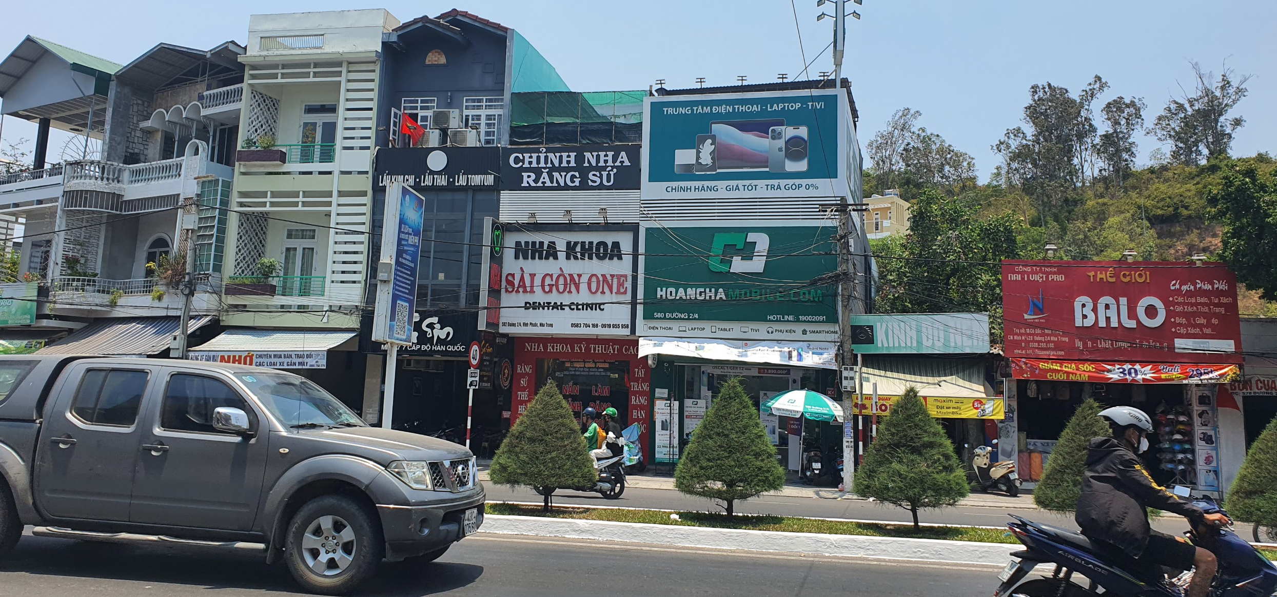 Truy tìm 3 đối tượng nghi là người nước ngoài đột nhập tiệm điện thoại, cướp nhiều tài sản