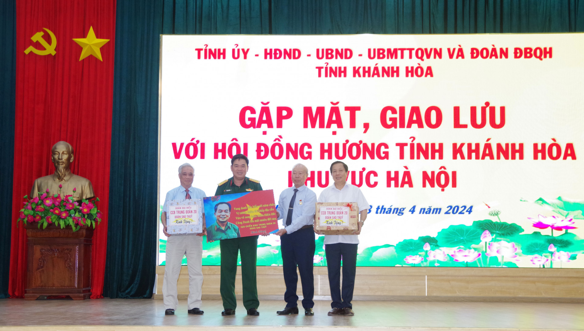 Đại diện Ban liên lạc Hội cựu chiến binh Trung đoàn Sao Thủy tặng quà đồng chí Hà Quốc Trị và Bộ Chỉ huy Quân sự tỉnh