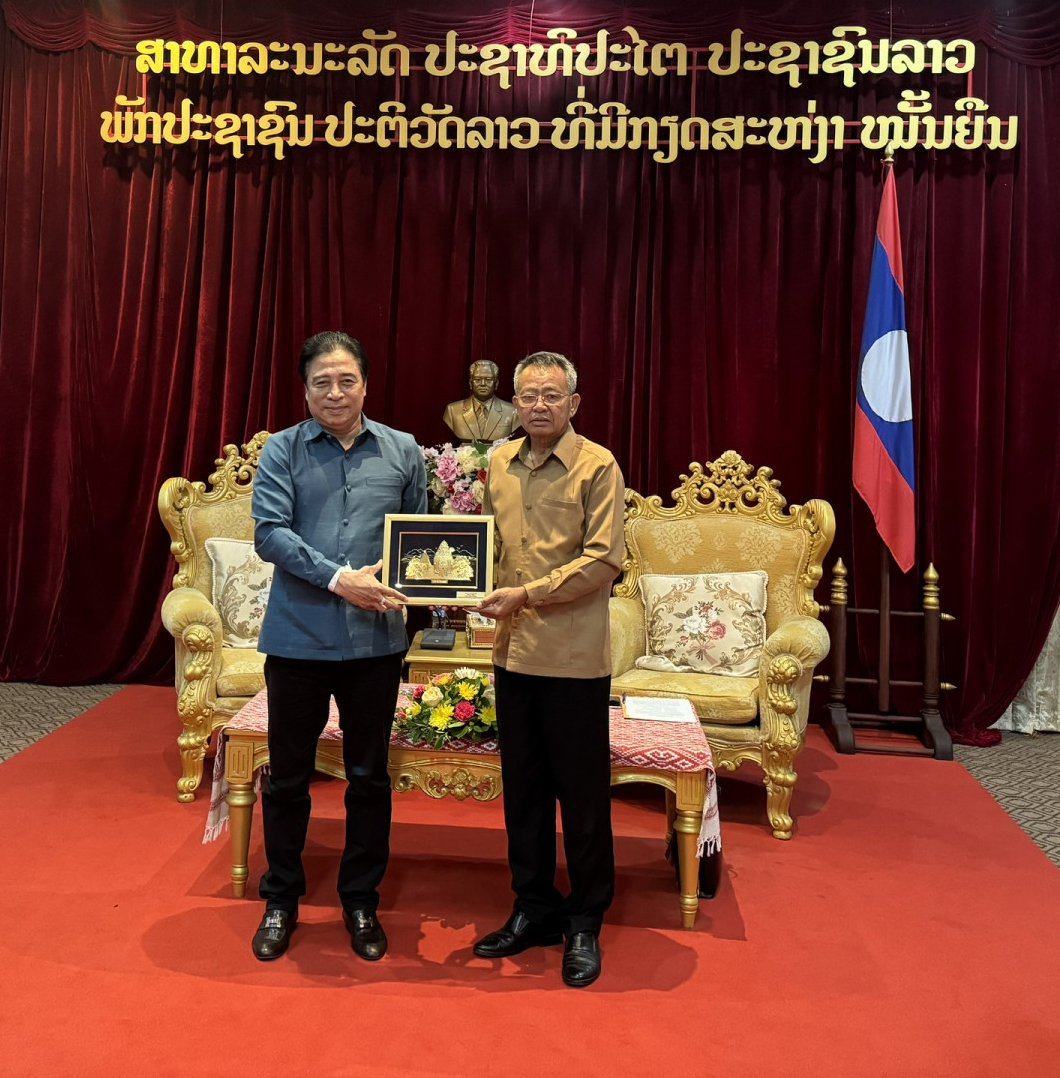 Phó Bí thư Thường trực Tỉnh ủy Nguyễn Khắc Toàn tặng ông Vongsavan Thepphachan bức tranh lưu niệm về di tích Tháp Bà Ponagar.

