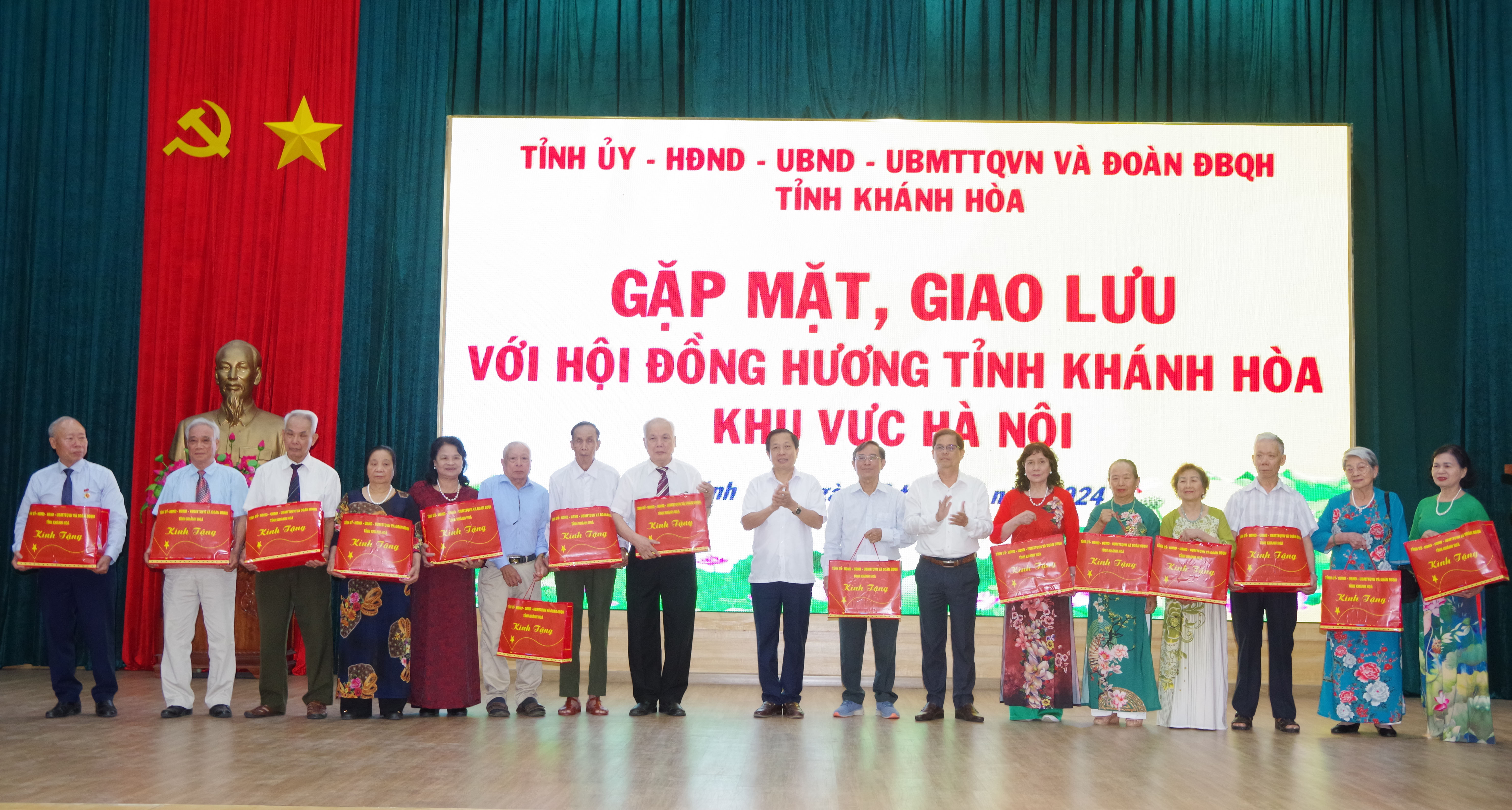 Tỉnh ủy, HĐND, UBND, UBMTTQ Việt Nam tỉnh Khánh Hòa:: Gặp mặt Hội đồng hương tỉnh Khánh Hòa khu vực Hà Nội và các cựu chiến binh Trung đoàn Sao Thủy