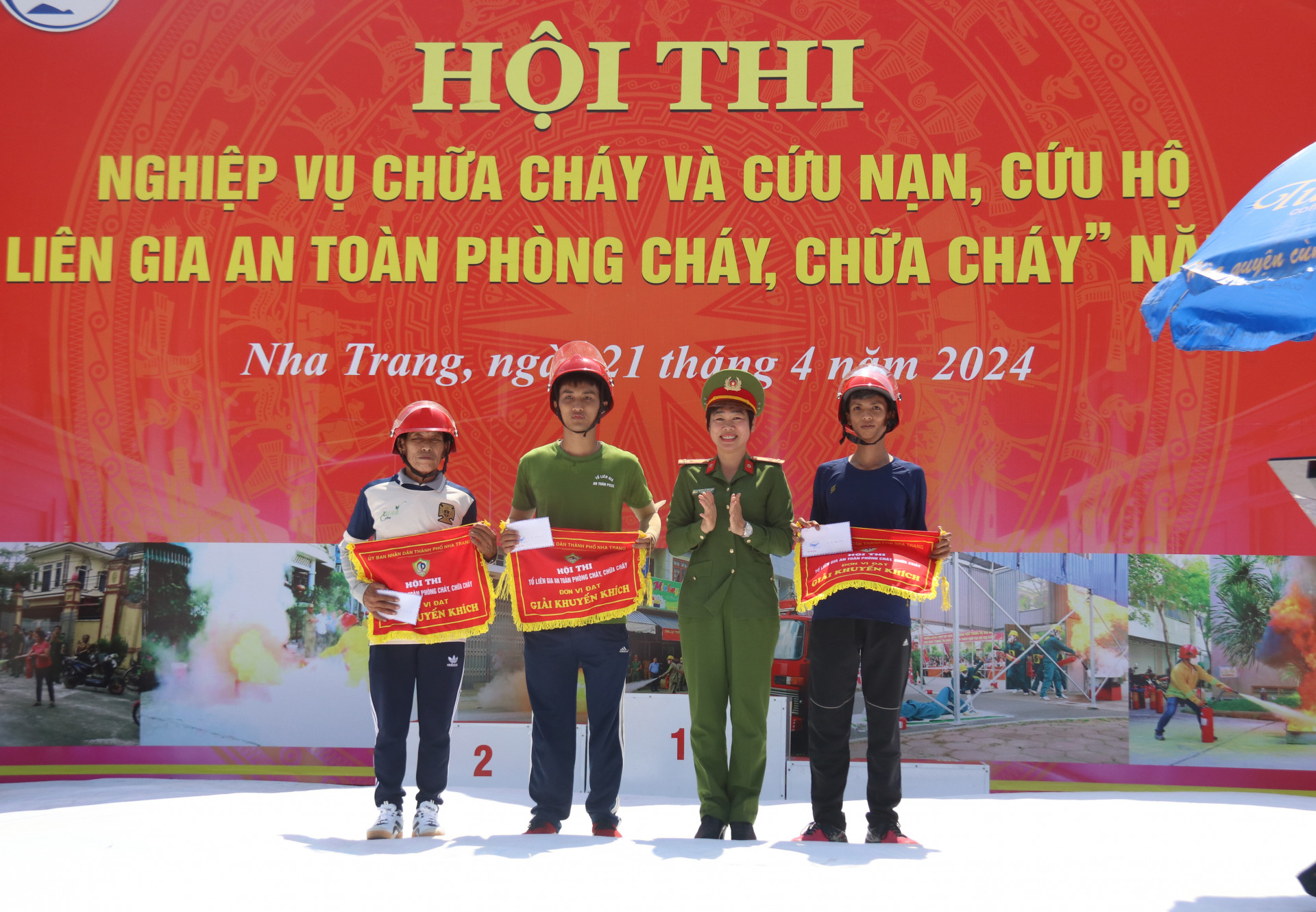 Thượng tá Nguyễn Thị Hồng Hạnh, Phó trưởng Công an TP. Nha Trang, Phó trưởng Ban tổ chức trao giải khuyến khích cho các đội 