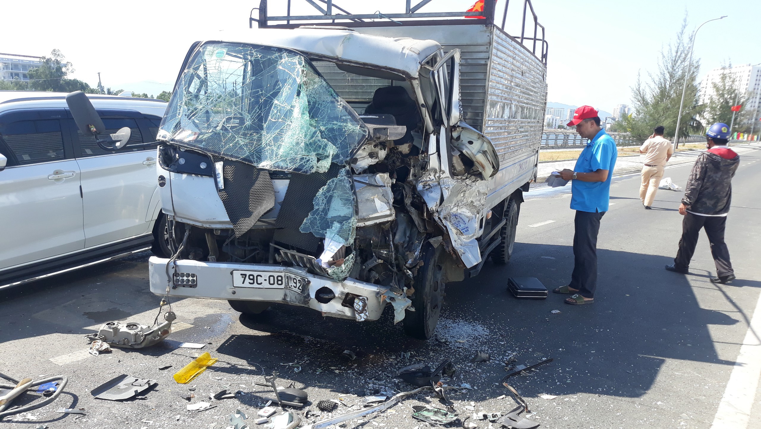 Tông vào đuôi xe bồn tưới cây xanh, lái xe tải bị đa chấn thương