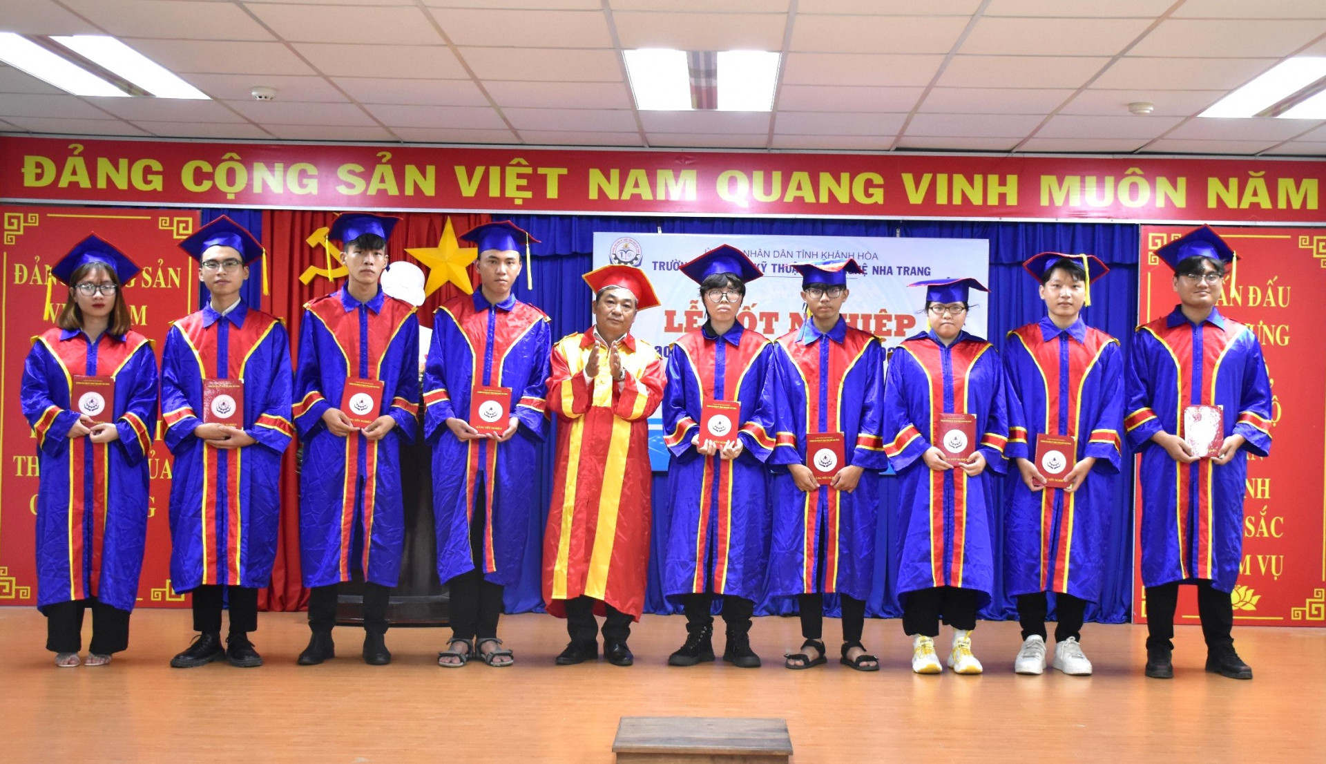 Ông Nguyễn Văn Lực - Hiệu trưởng Trường Cao đẳng Kỹ thuật Công nghệ Nha Trang trao bằng tốt nghiệp cho sinh viên.