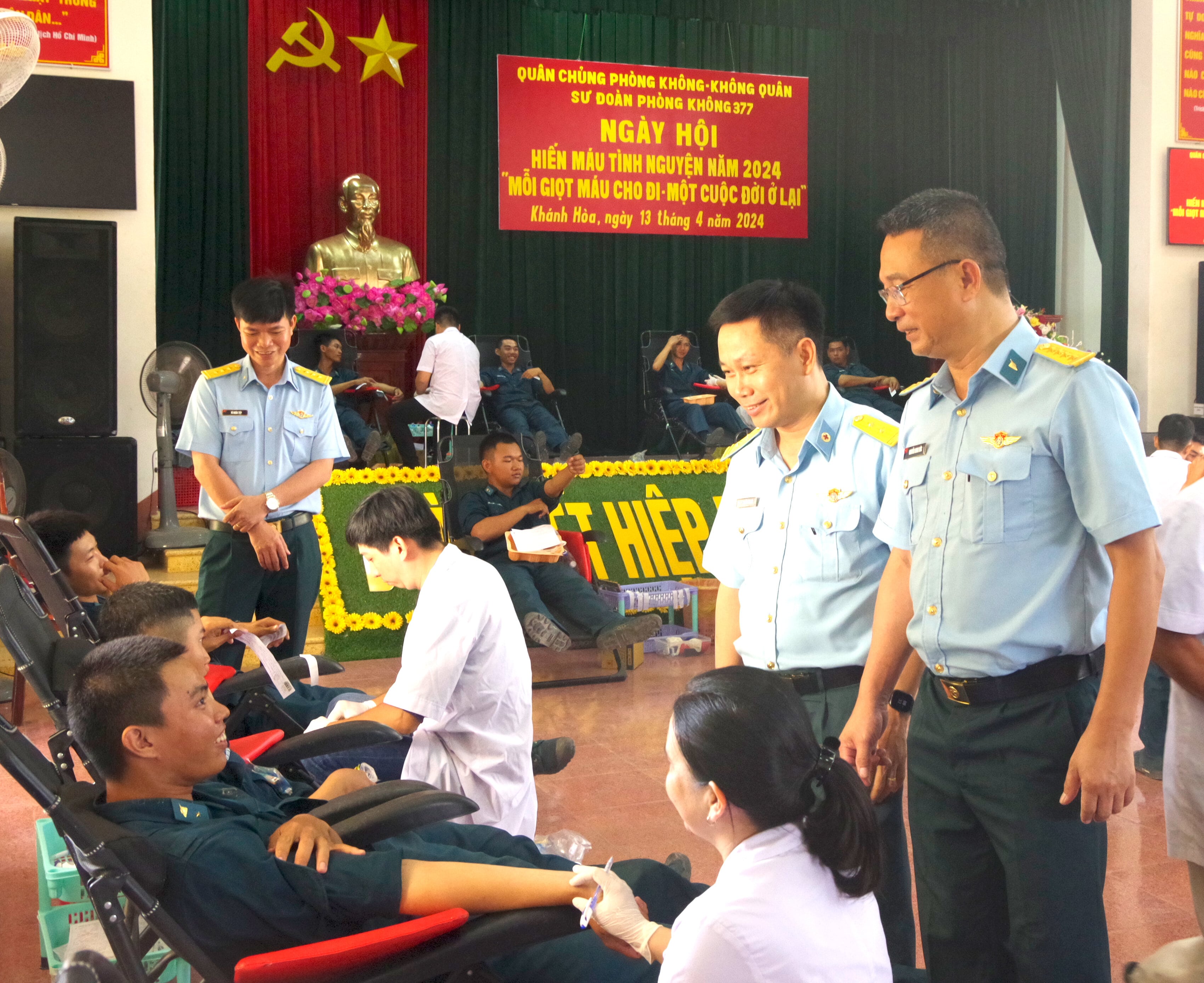 300 cán bộ, đoàn viên thanh niên Sư đoàn Phòng không 377 tham gia hiến máu tình nguyện